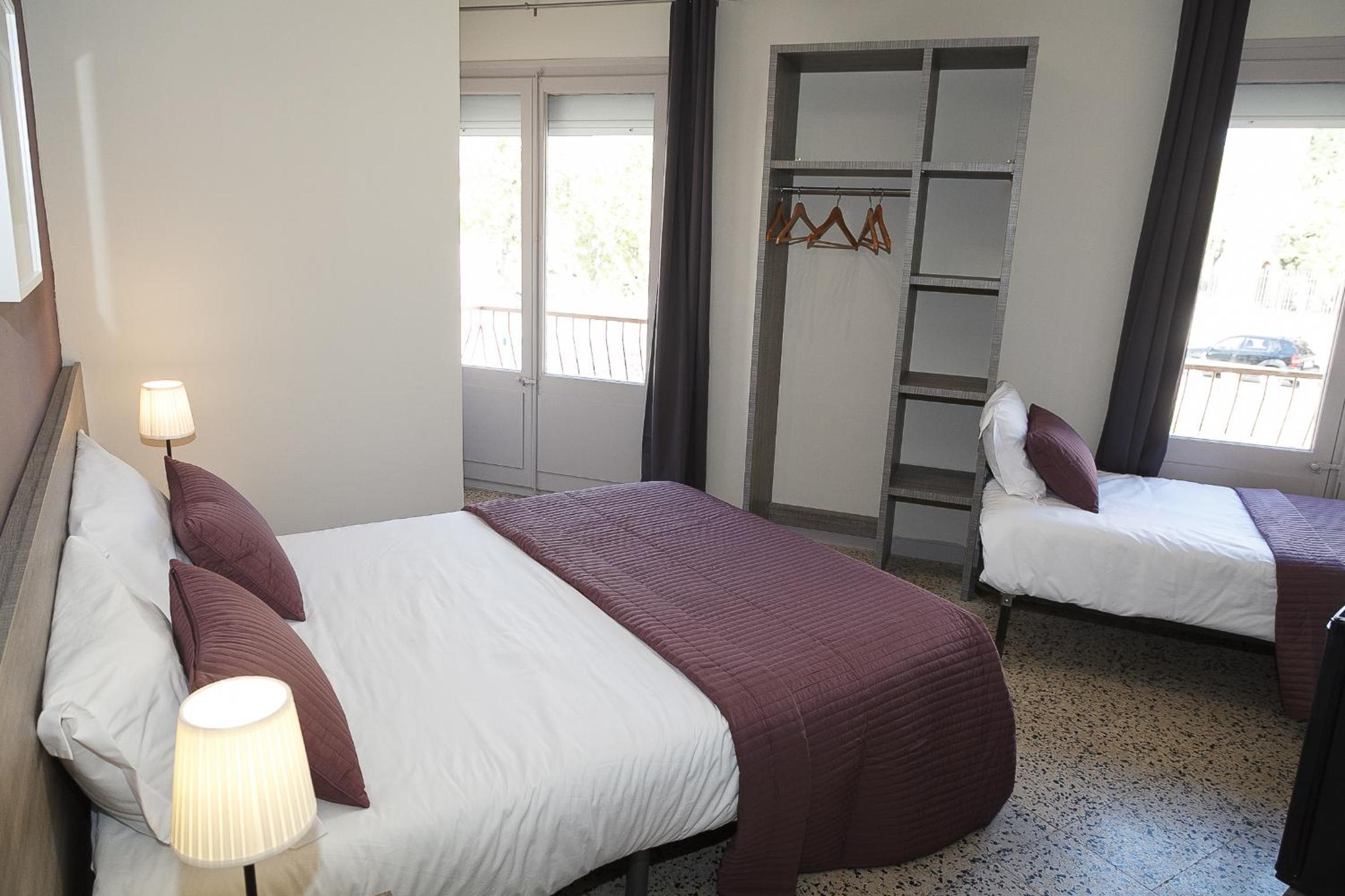 	Standard Double Room with Private Bathroom - Photo 4