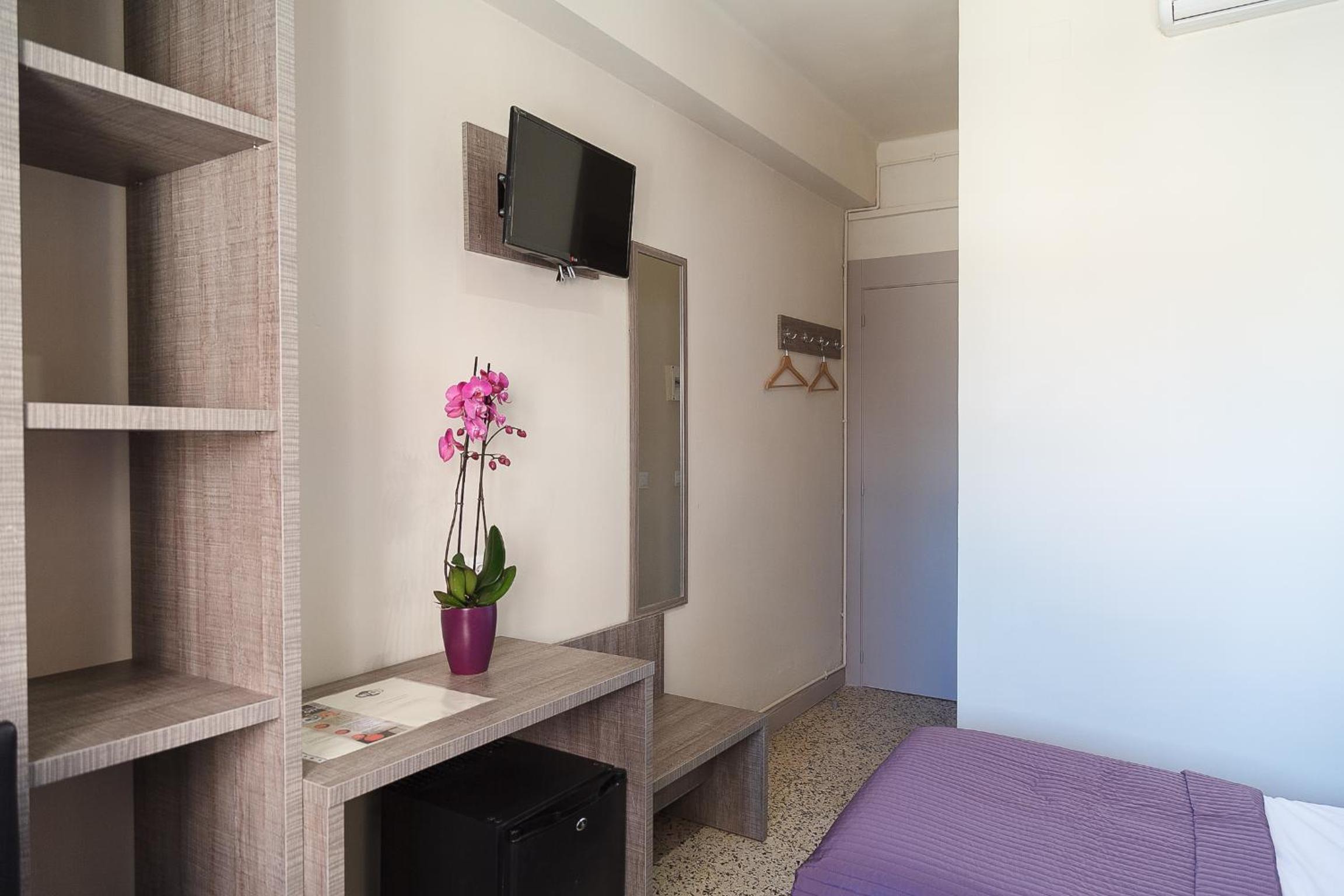 Twin Room with Private Bathroom - Photo 1