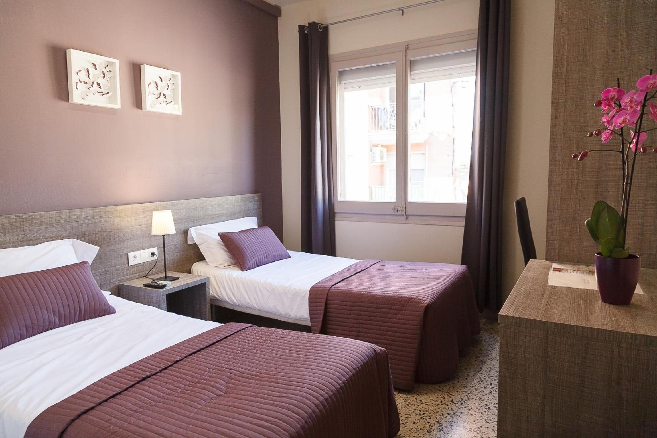 	Standard Double Room with Private Bathroom - Photo 11