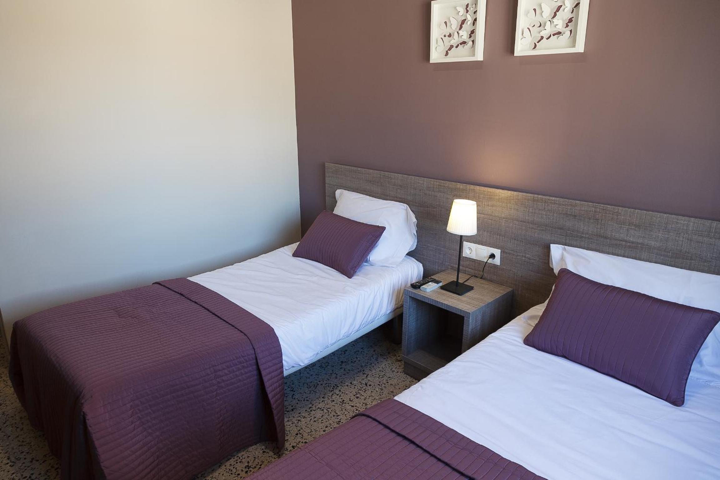 	Standard Double Room with Private Bathroom - Photo 12