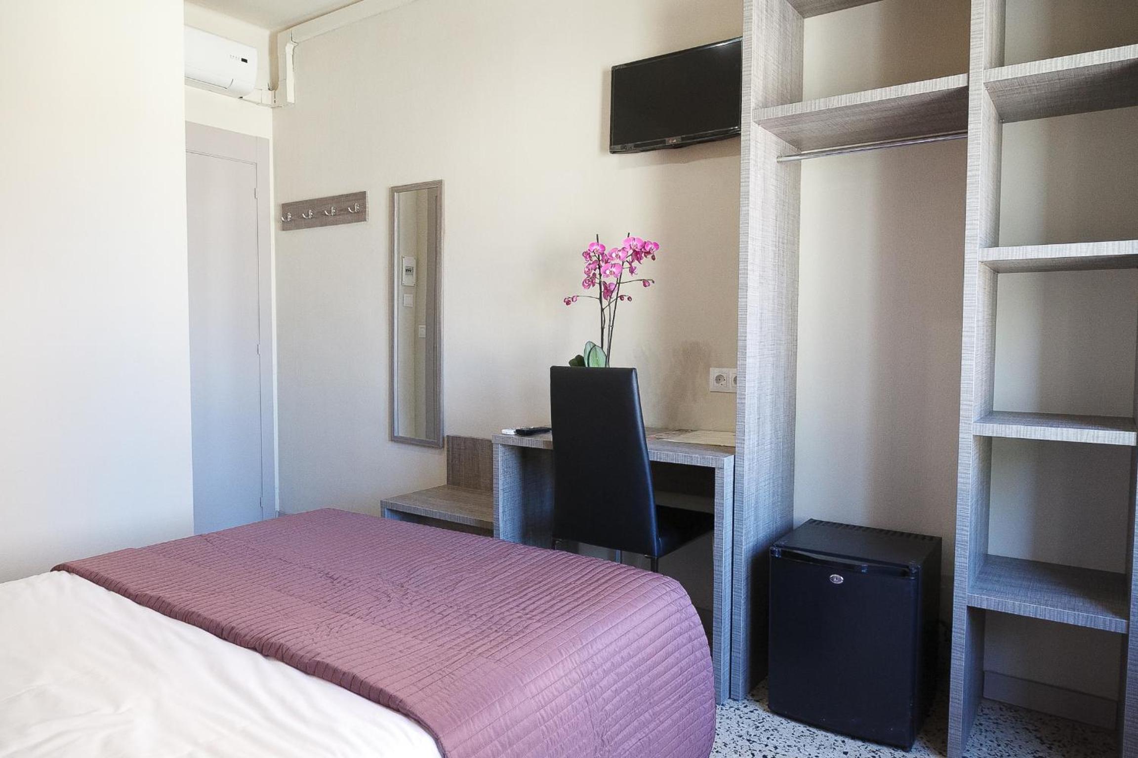 Twin Room with Private Bathroom - Photo 4