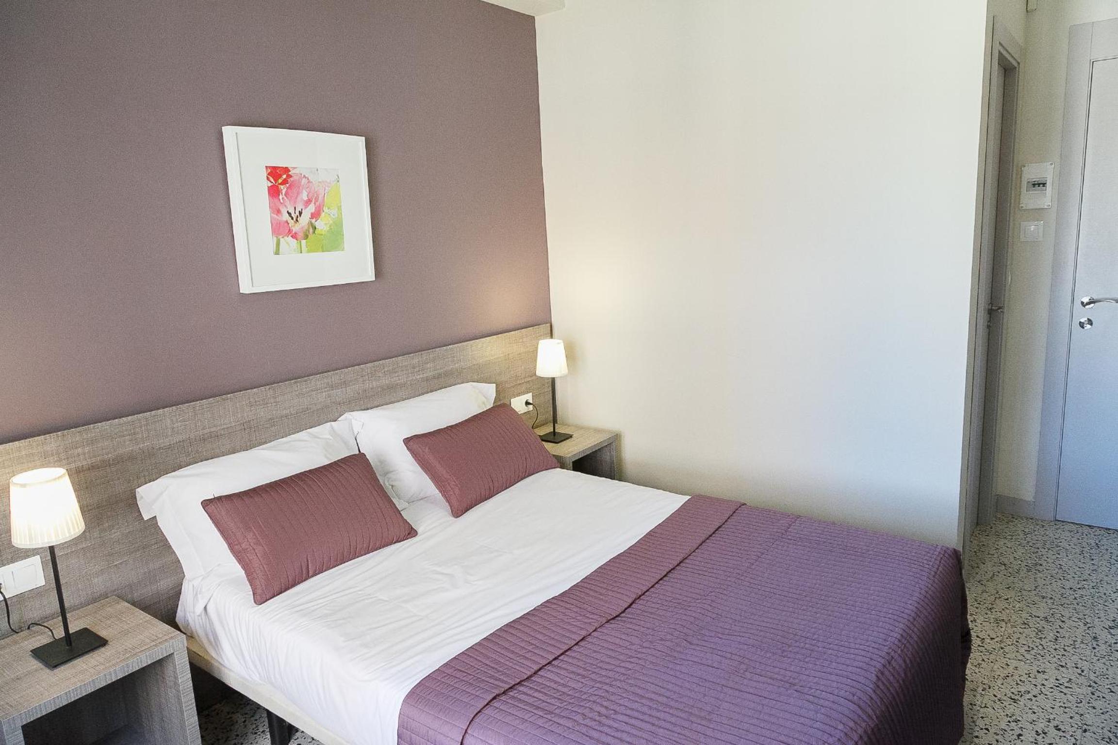 Twin Room with Private Bathroom - Photo 5