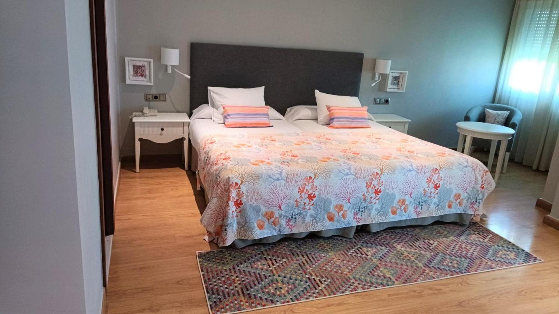 Superior Twin Room with City View - Photo 3