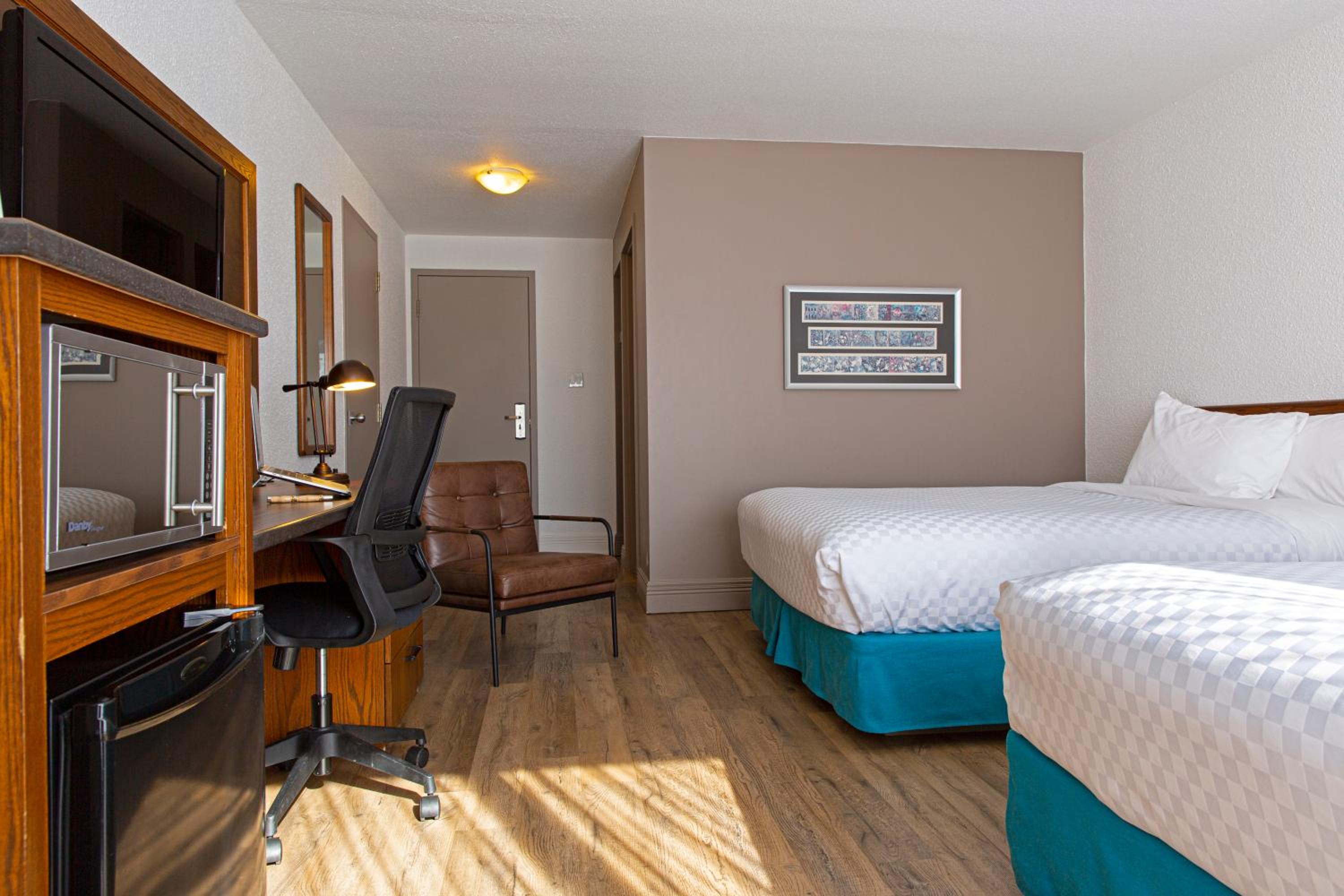 Standard Queen Room with Two Queen Beds - Photo 3