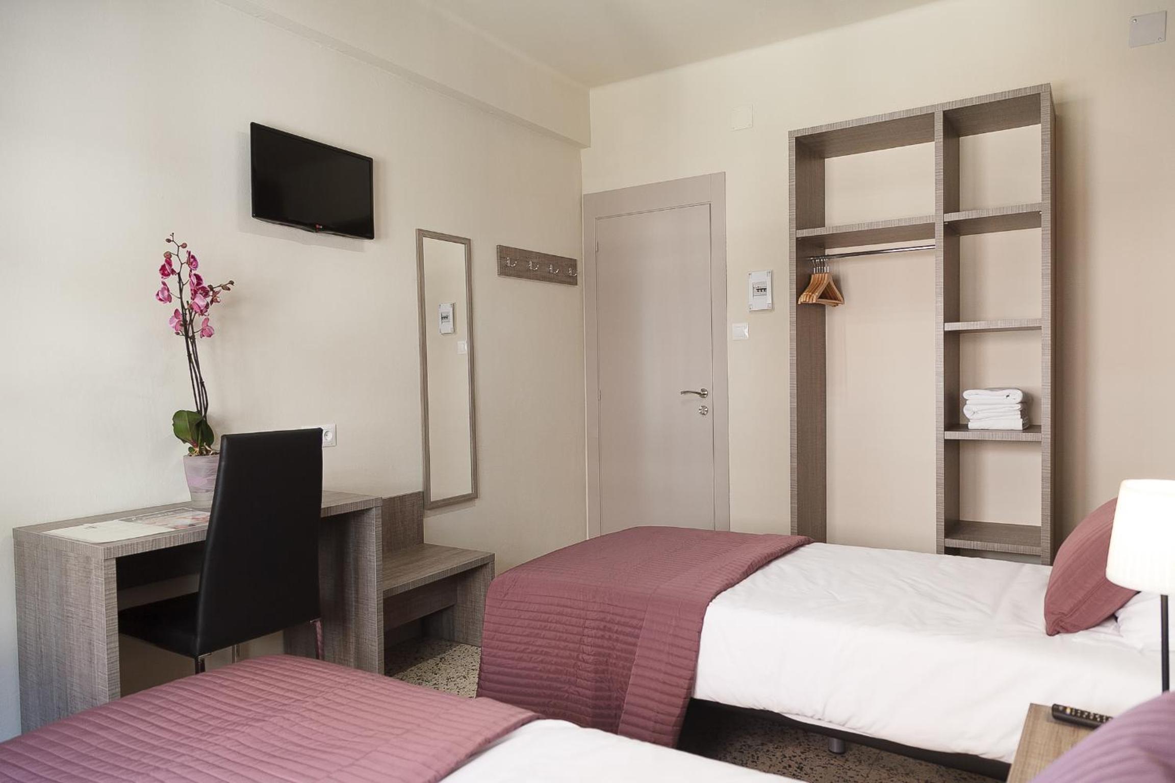 	Standard Double Room with Private Bathroom - Photo 16