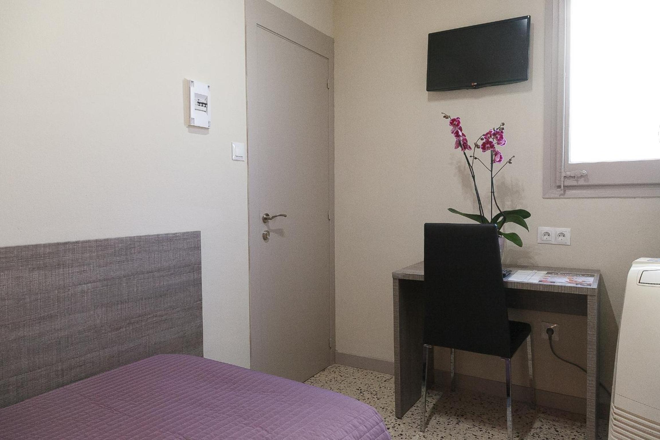 Single Room with Shared Bathroom photo 2