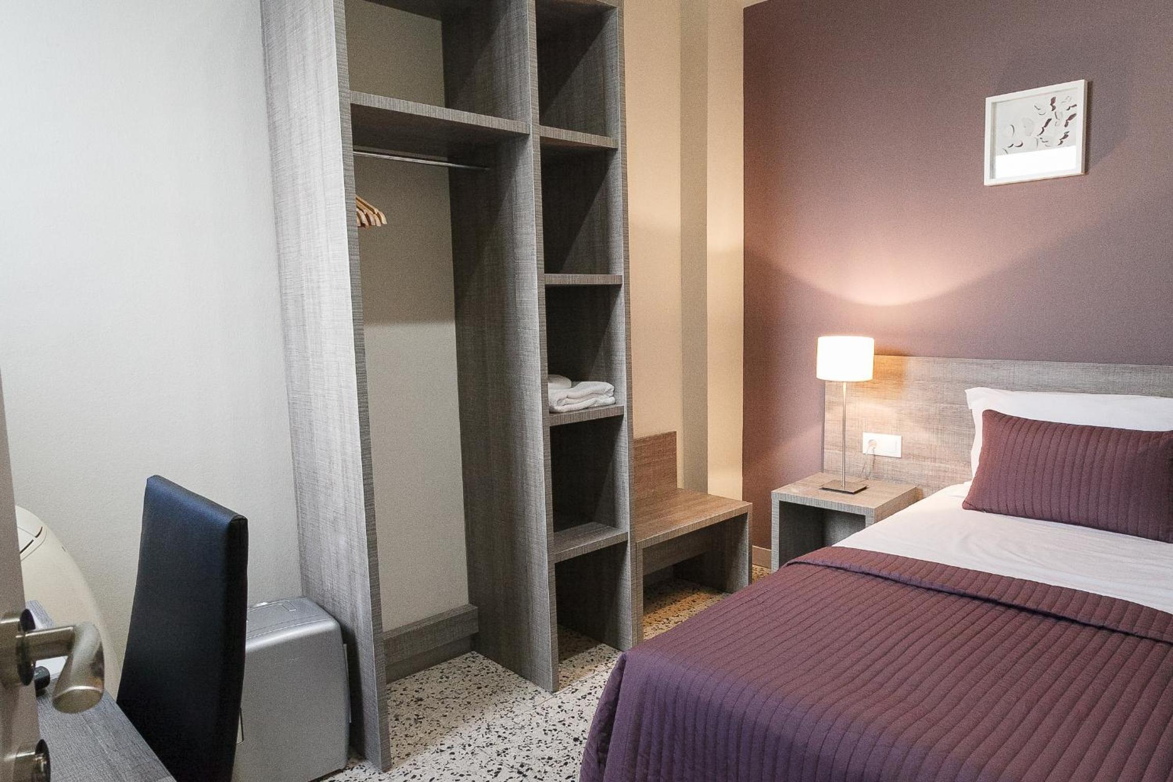 Single Room with Shared Bathroom photo 3