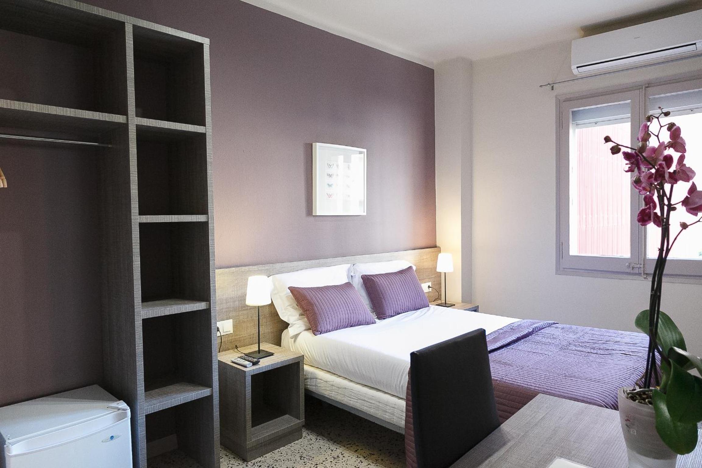 Twin Room with Private Bathroom - Photo 8