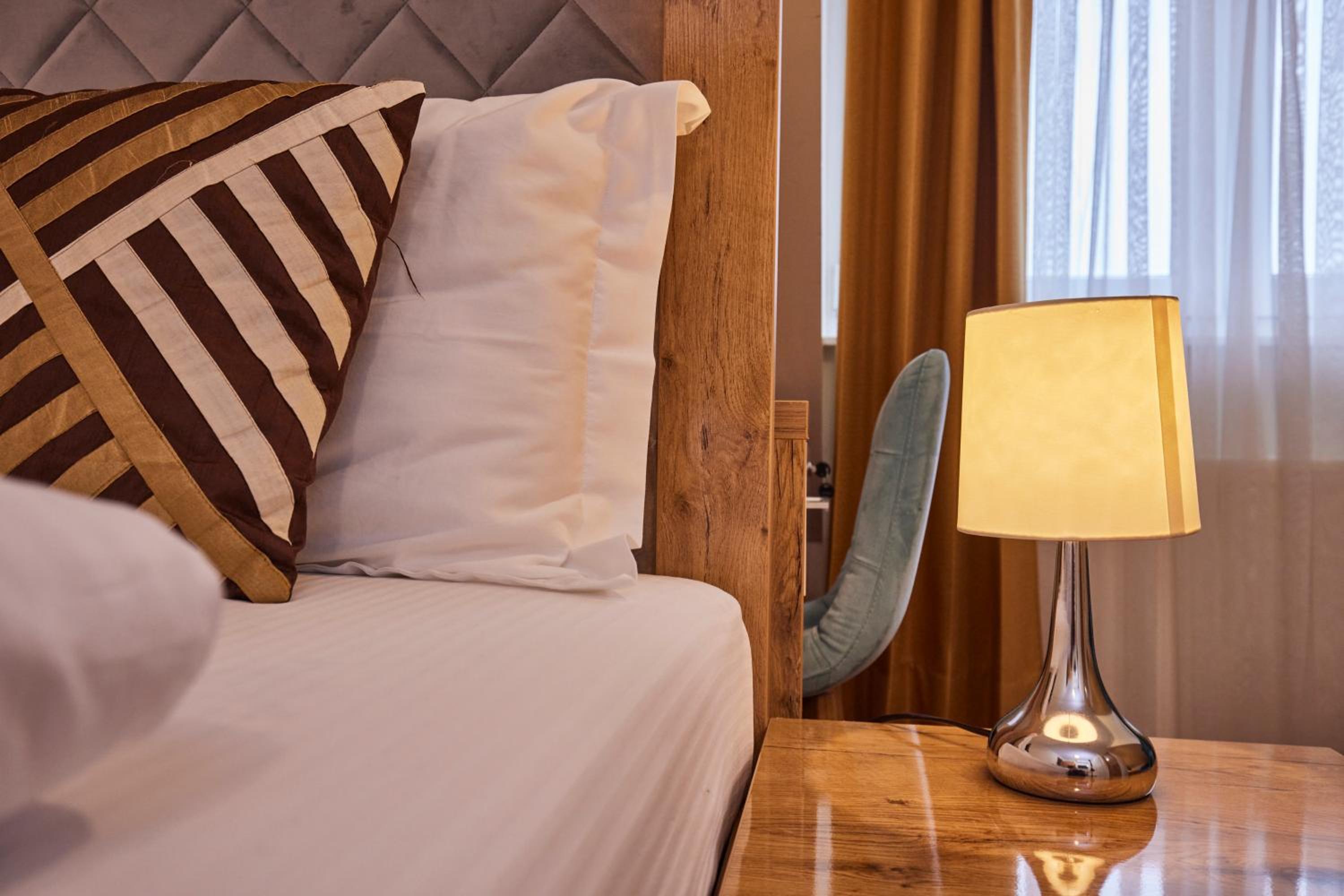 Standard Queen Room - Photo 7