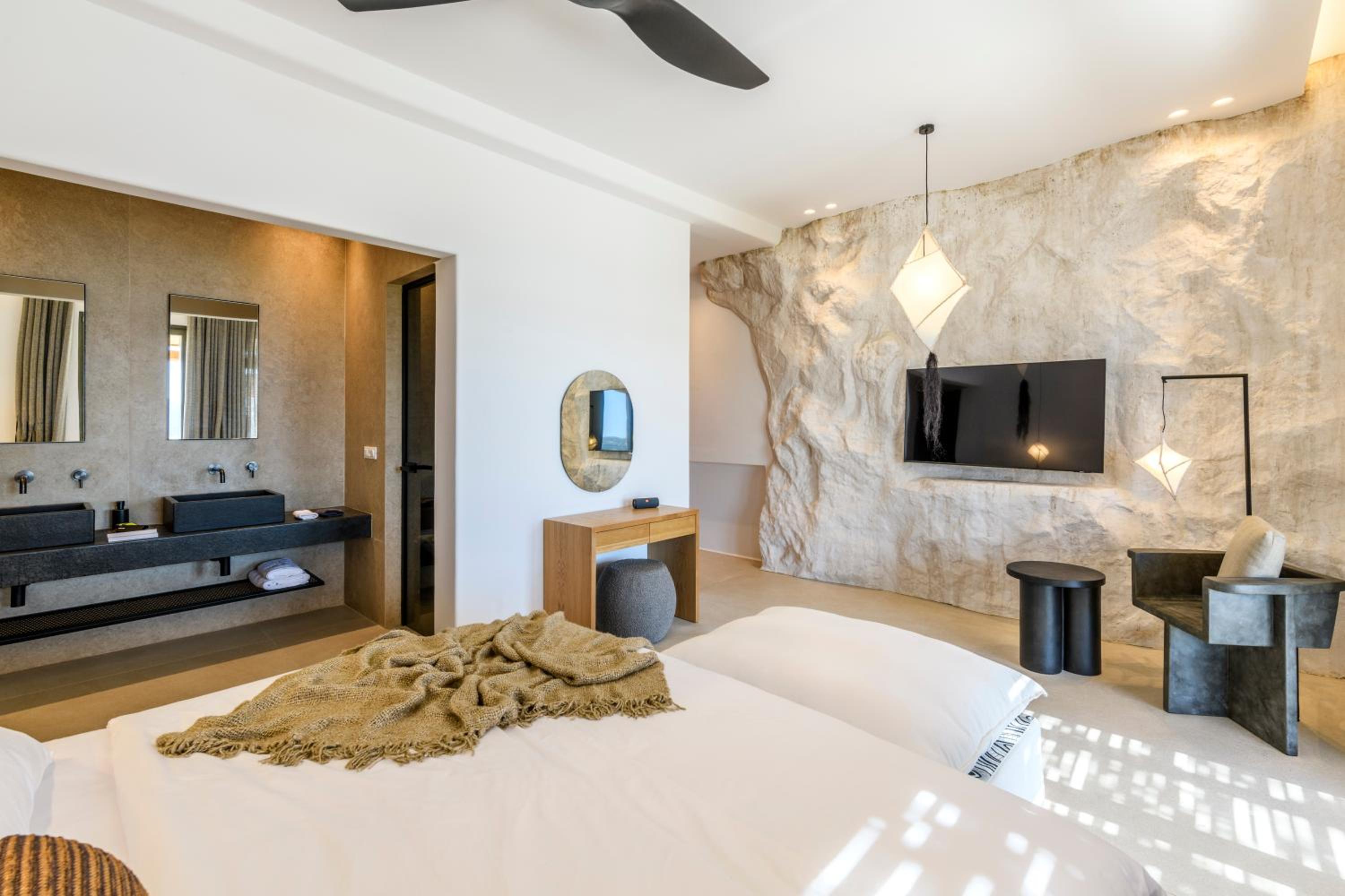 Rock Suite with Jacuzzi photo 3