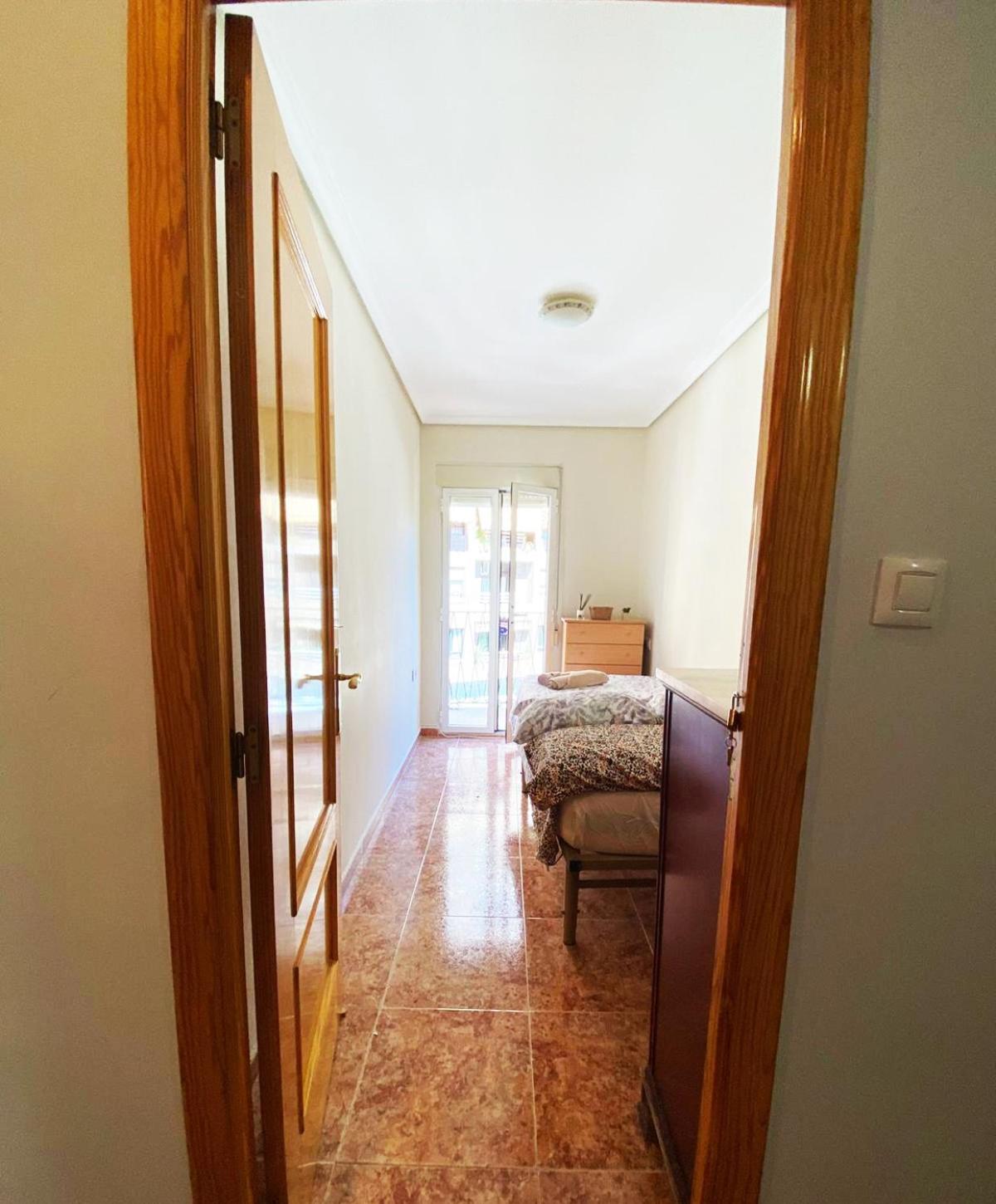 Habitación individual con baño compartido