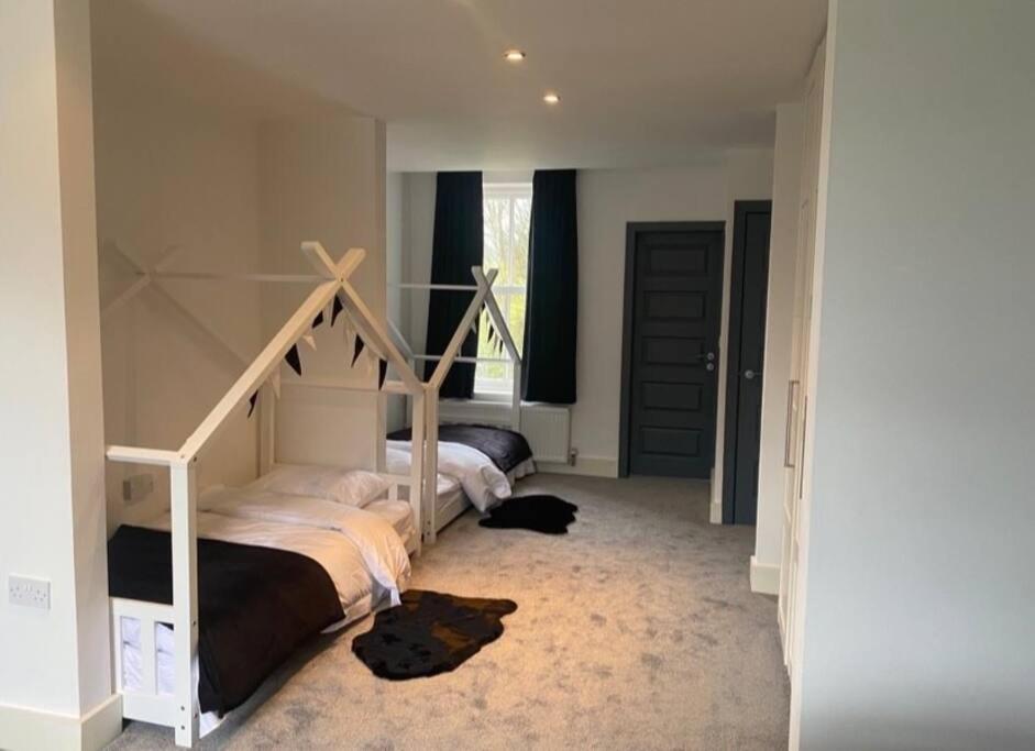 Three-Bedroom House photo 3