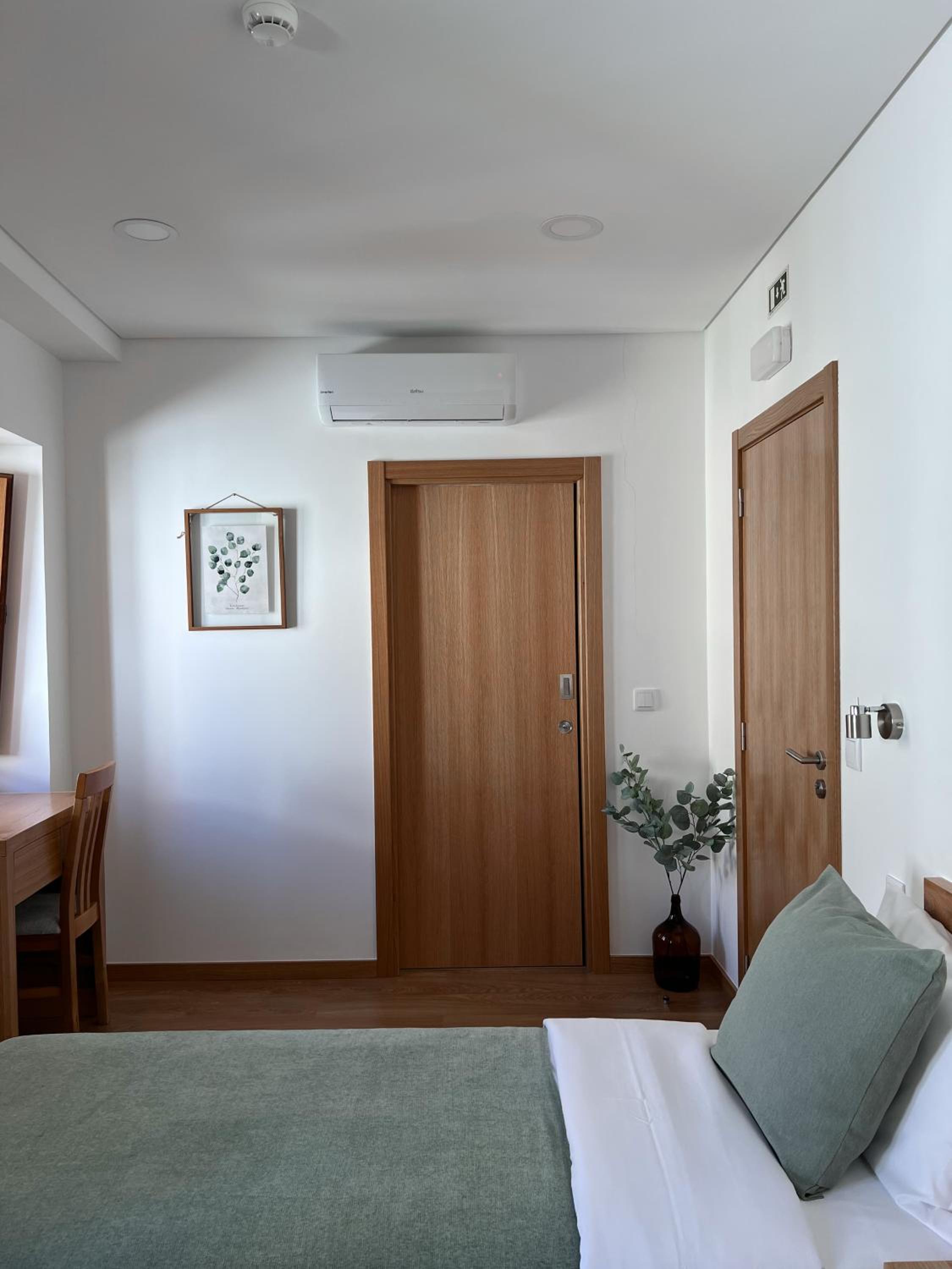 Twin Room With Private Bathroom - Photo 9