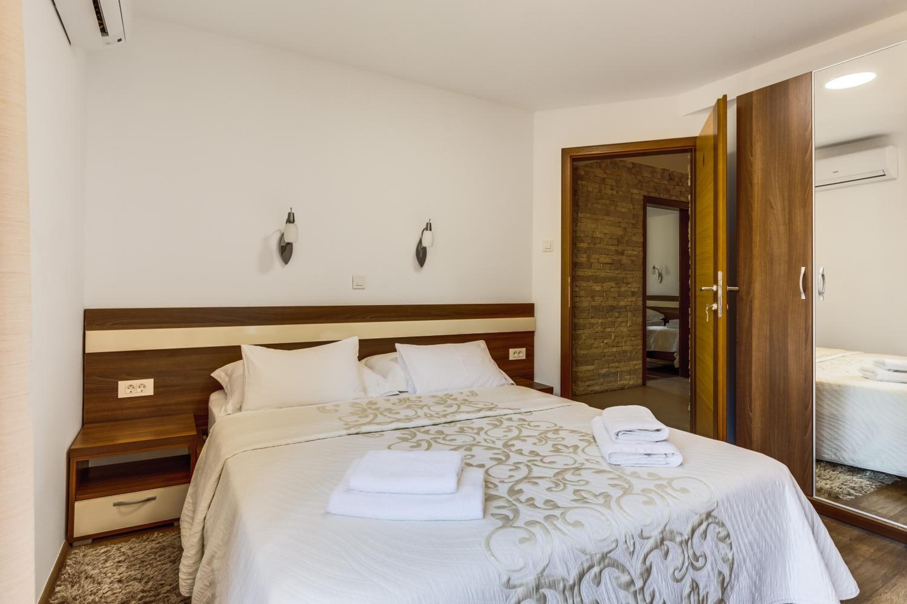 Double Room with Balcony - Photo 2