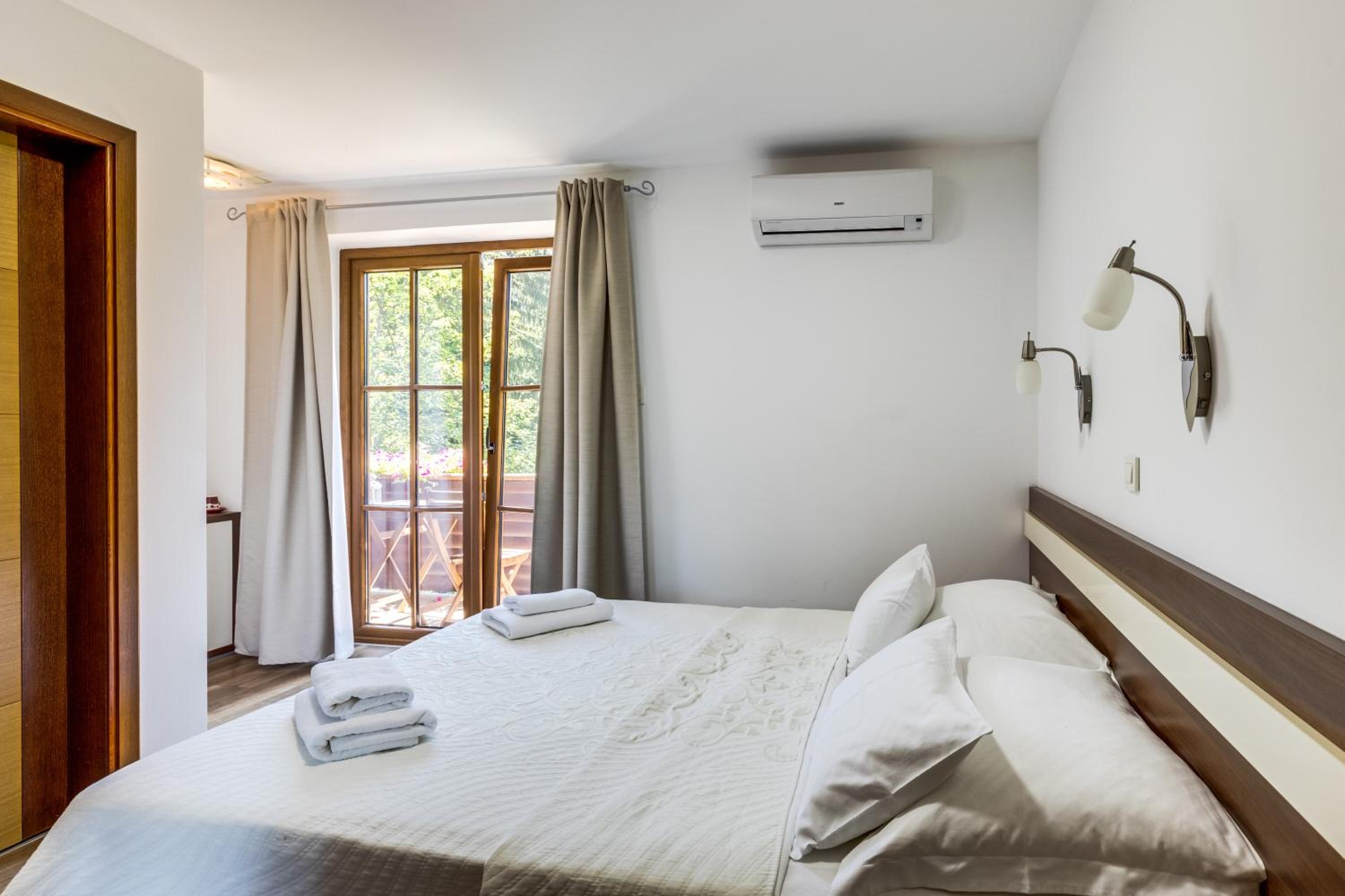 Double Room with Balcony - Photo 1