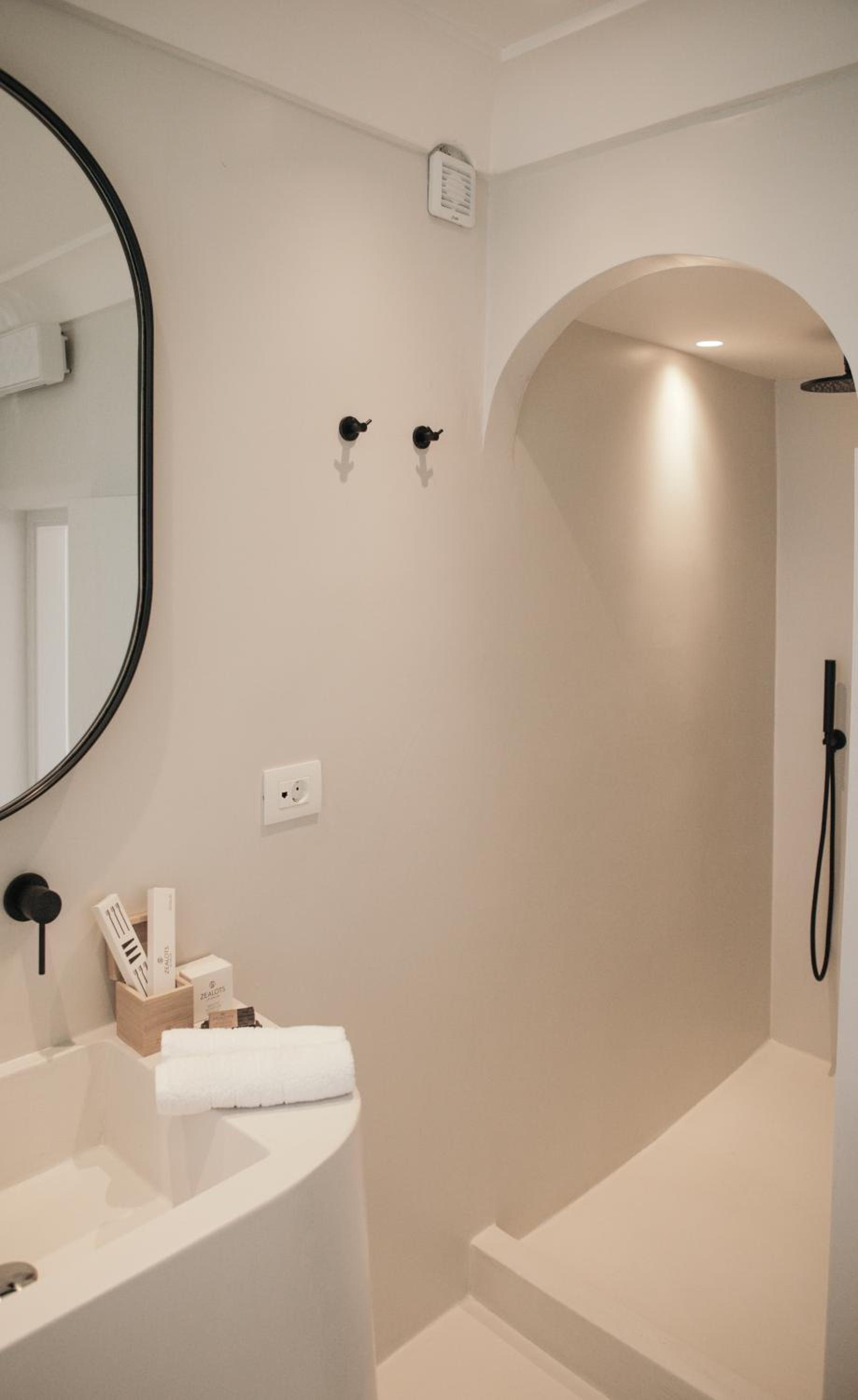 Standard Suite with Indoor Jetted Tub - Photo 4