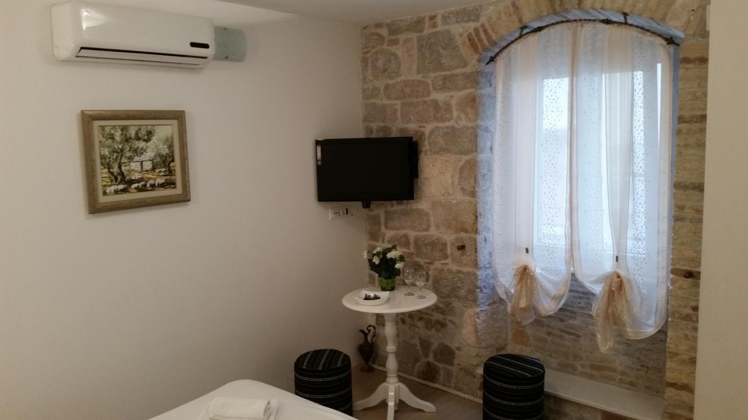 Double Room - Photo 7