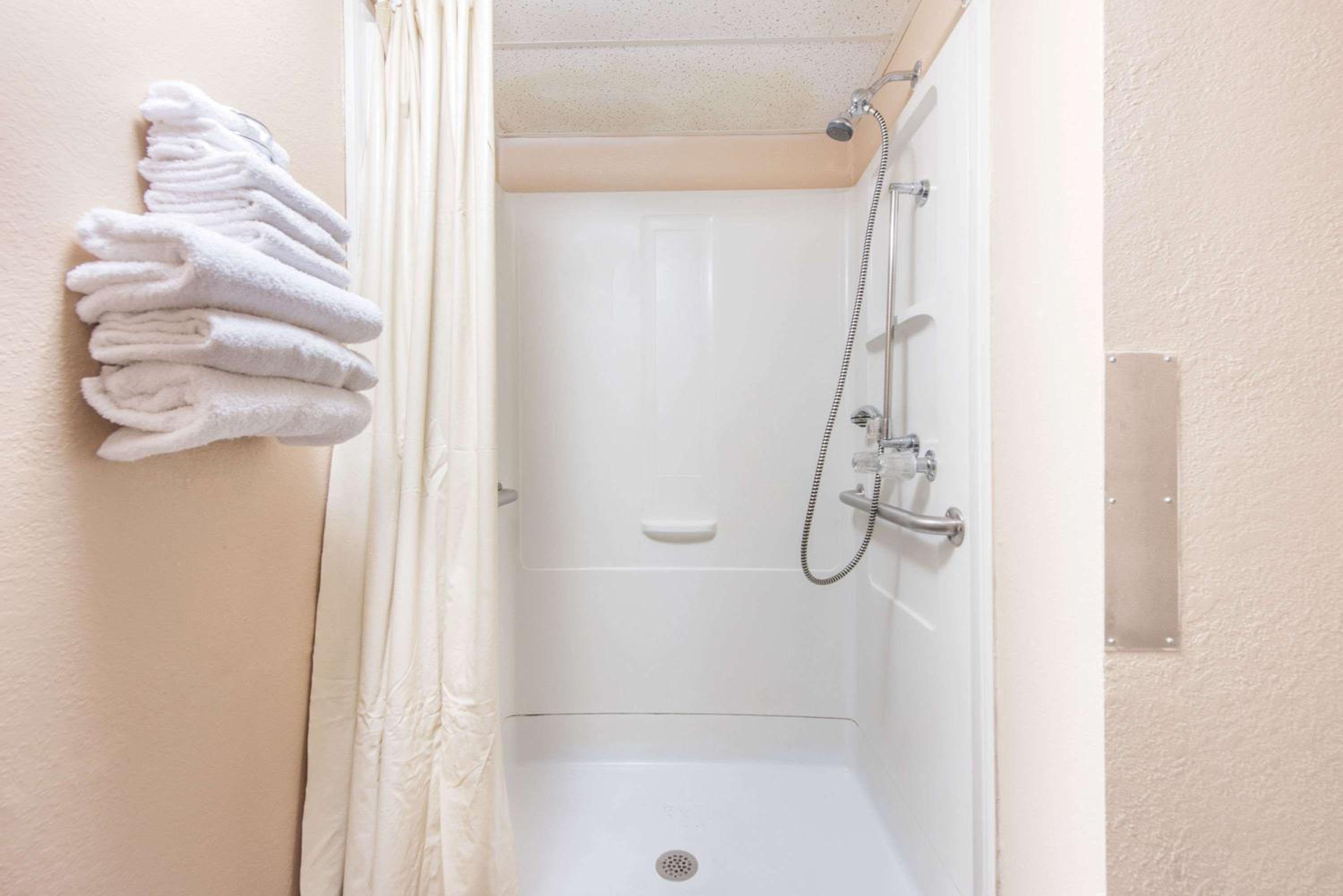Queen Room - Disability Access/Non-Smoking photo 1