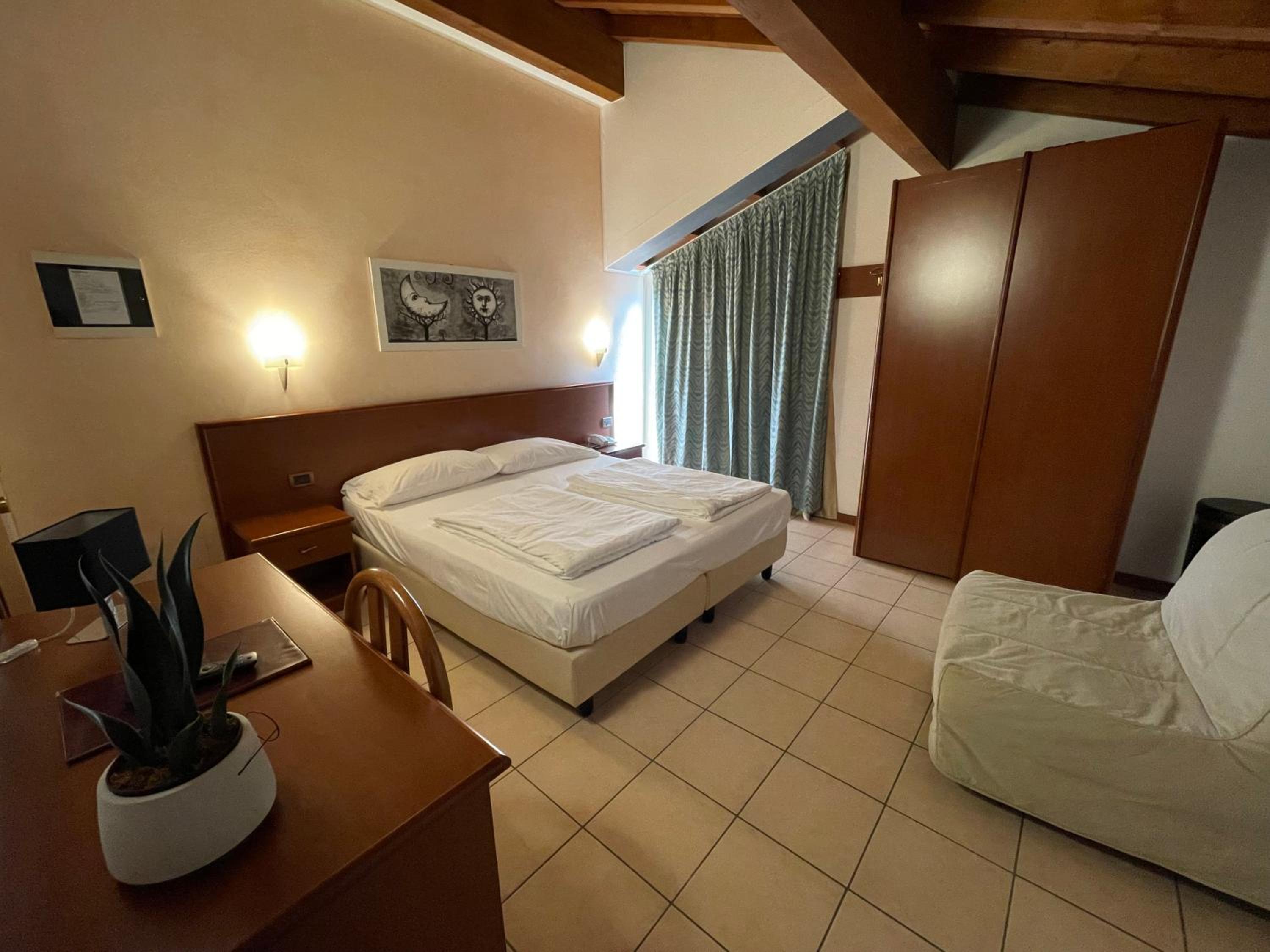 Economy Double Room - Photo 8