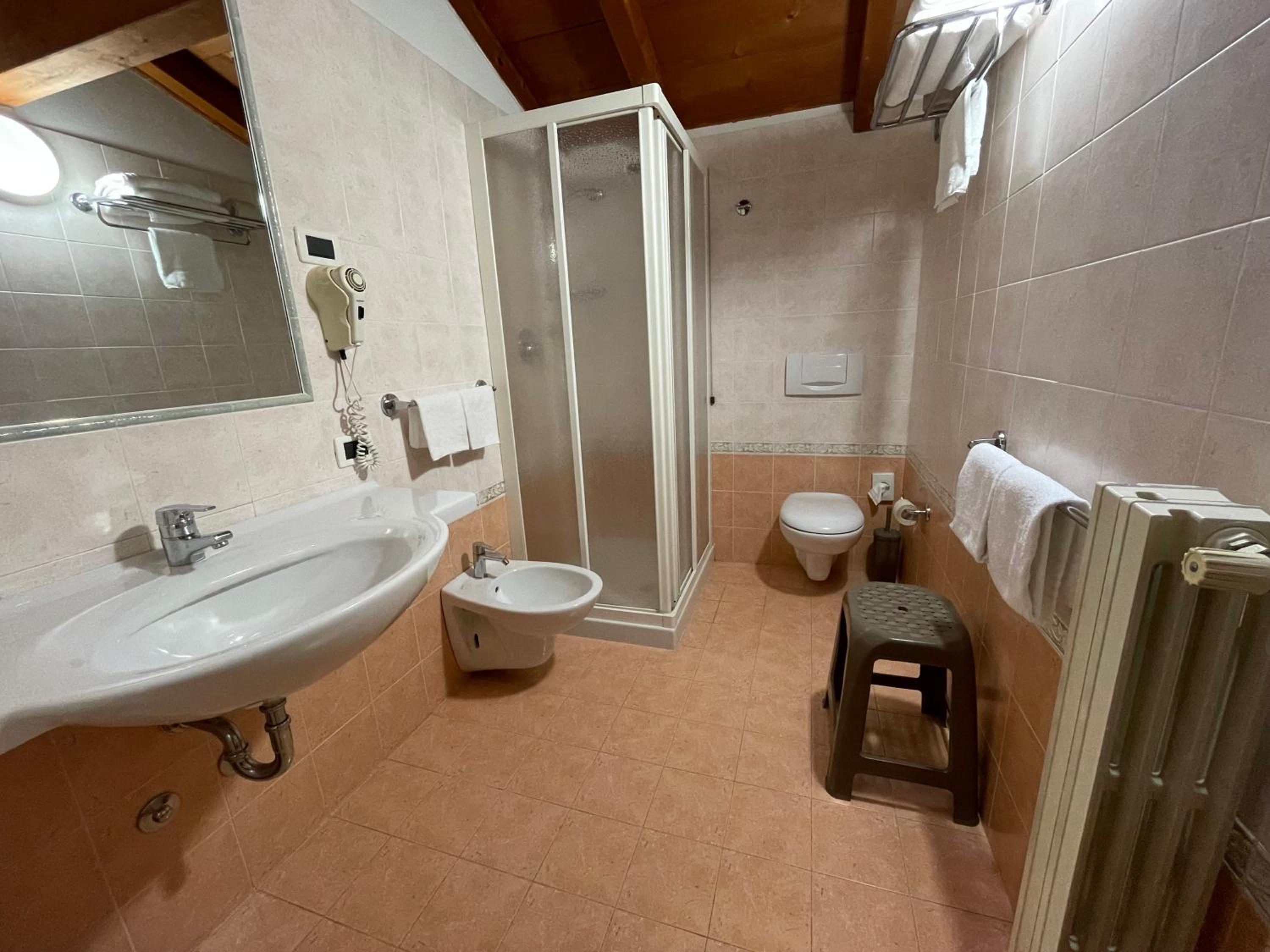 Double or Twin Room with Balcony - Photo 3