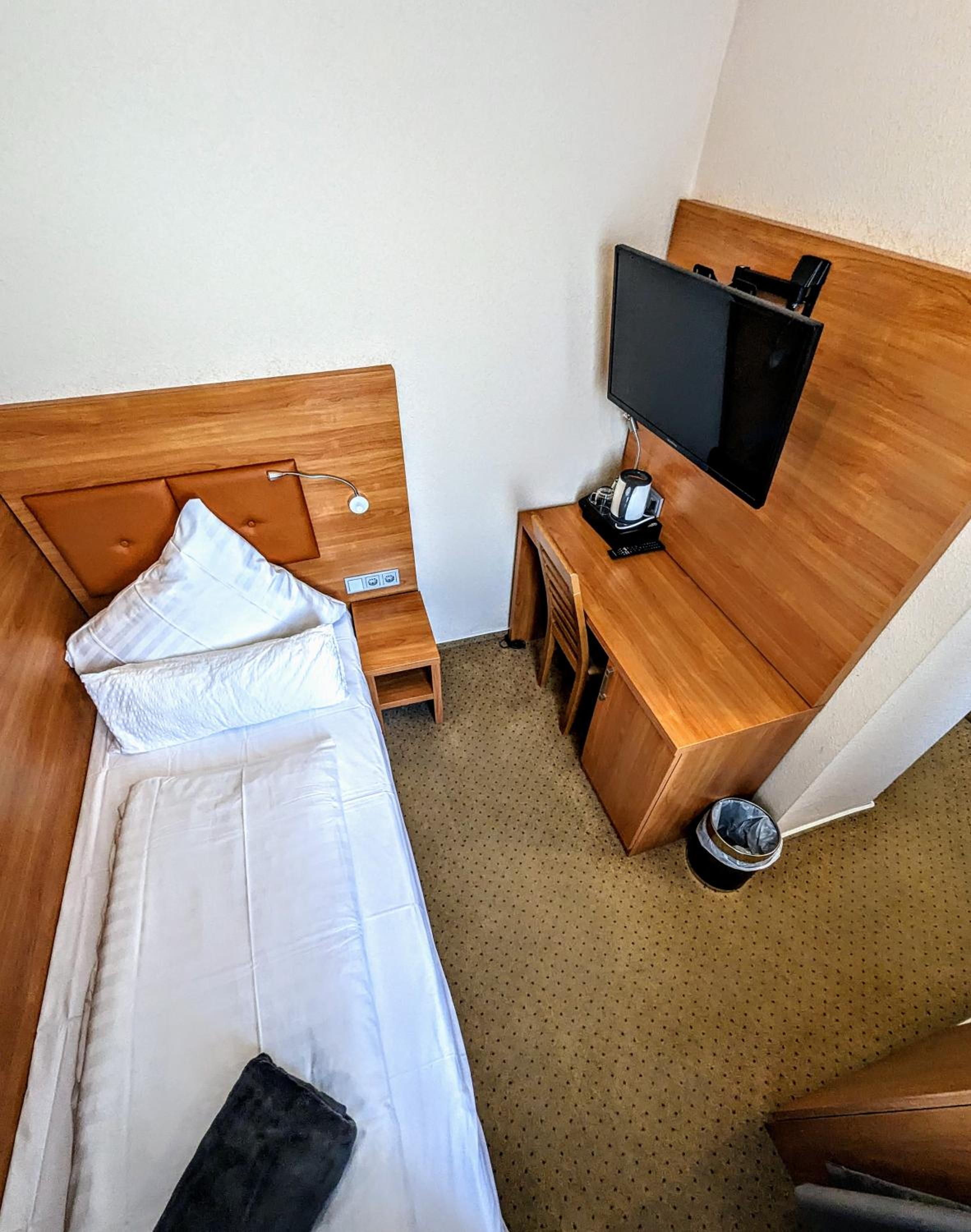 Small Single Room photo 3