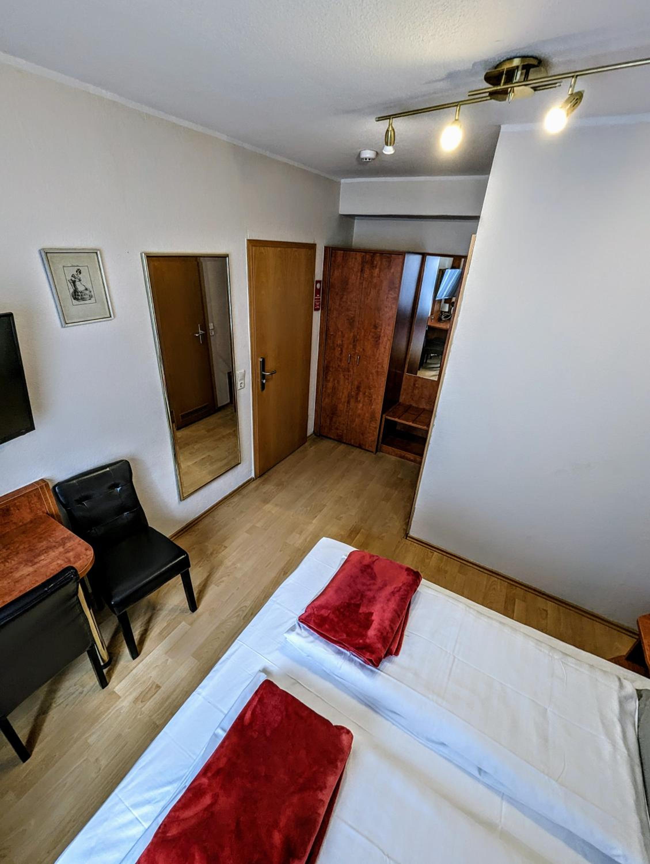 Queen Room - Photo 5