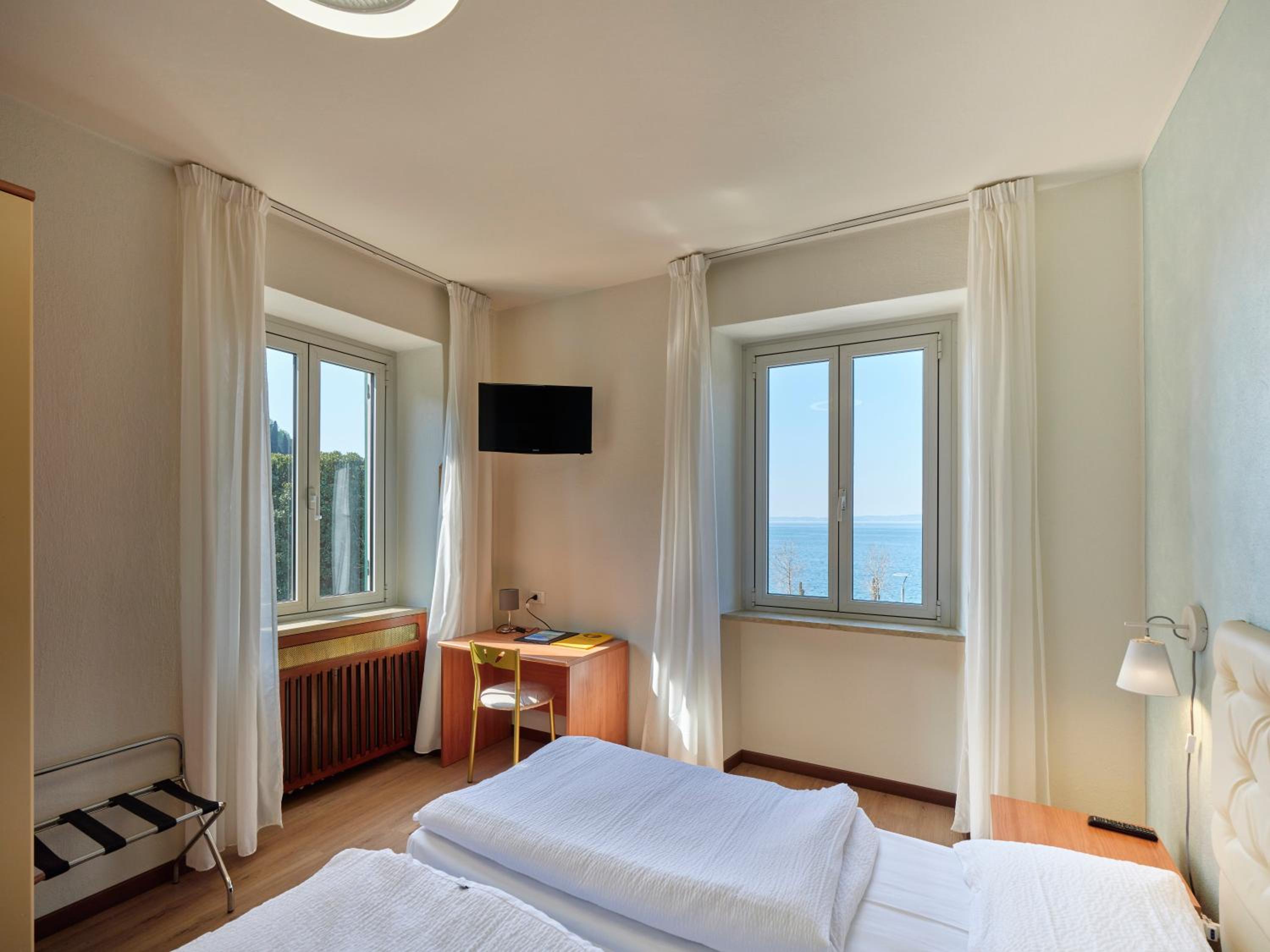 Twin Room with Lake View photo 1