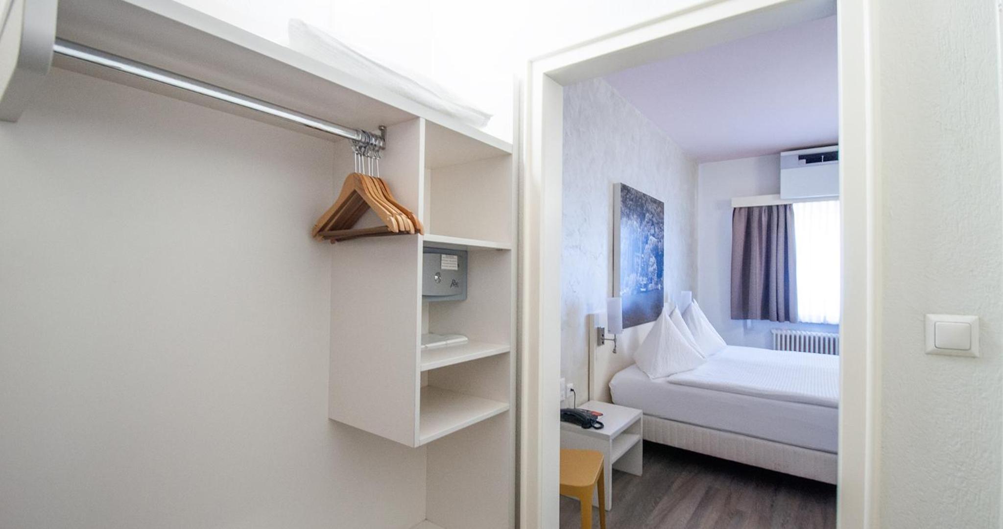 Standard Twin Room - Photo 5