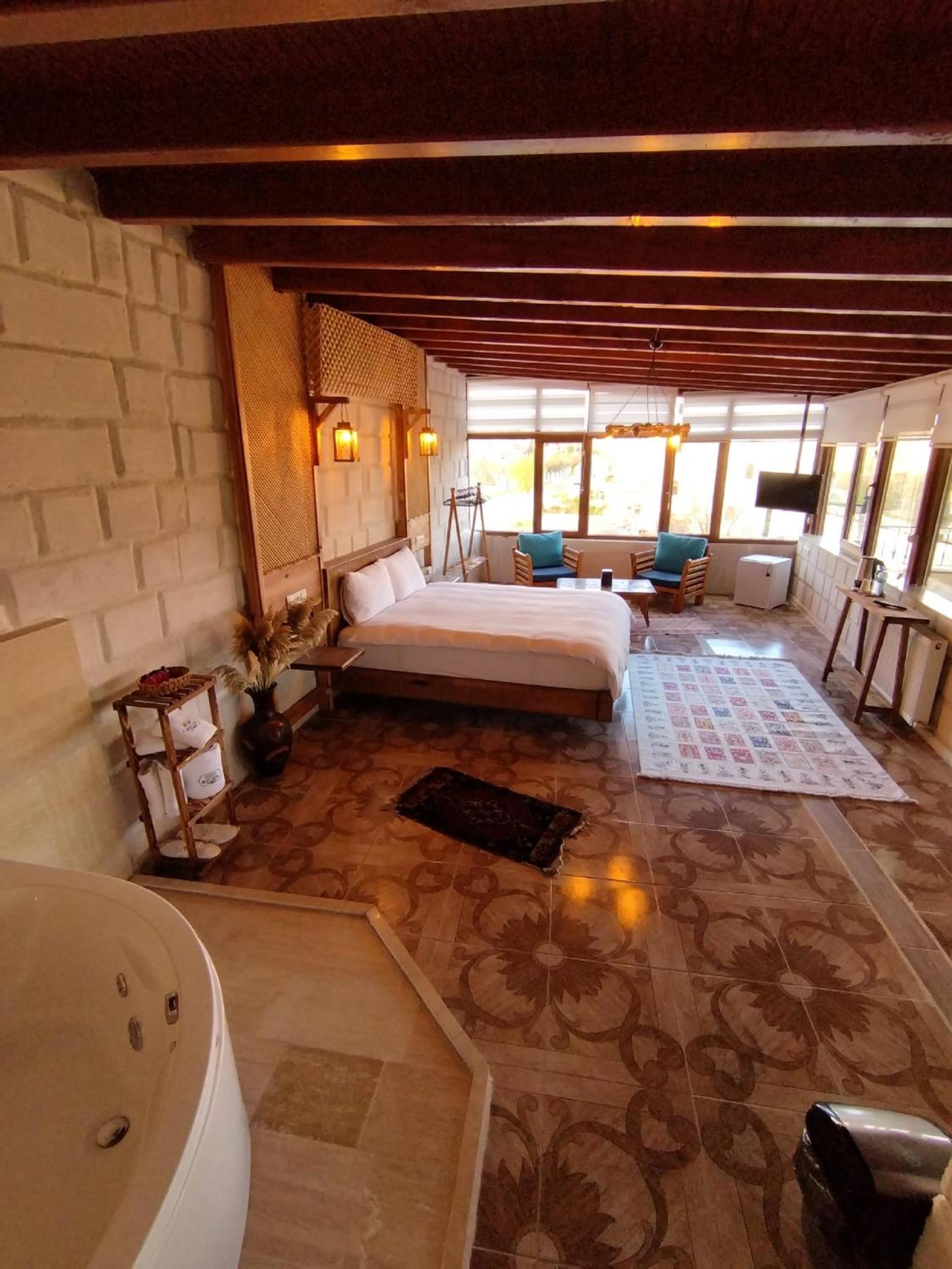 King Room with Lake View - Photo 4