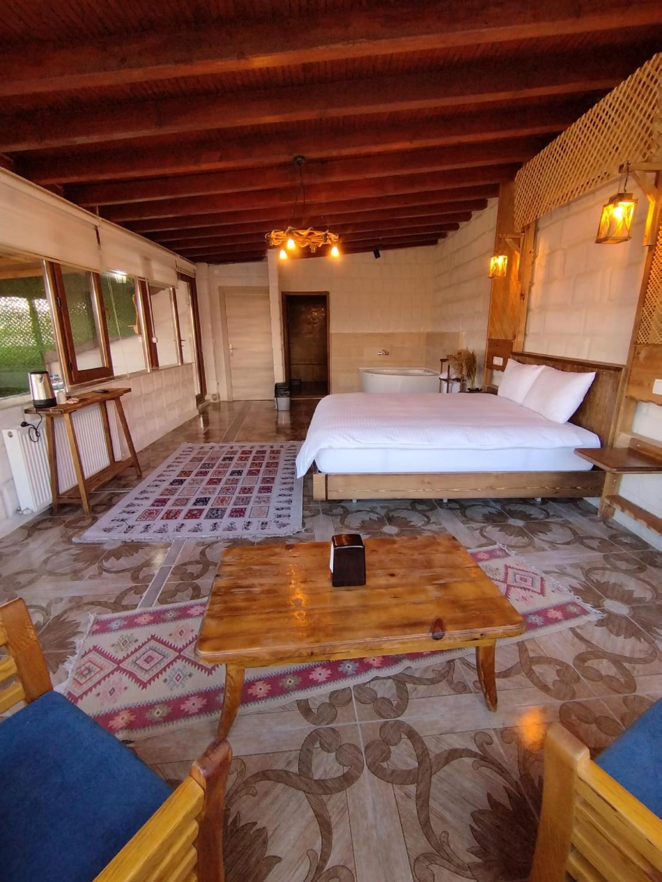 King Room with Lake View - Photo 5