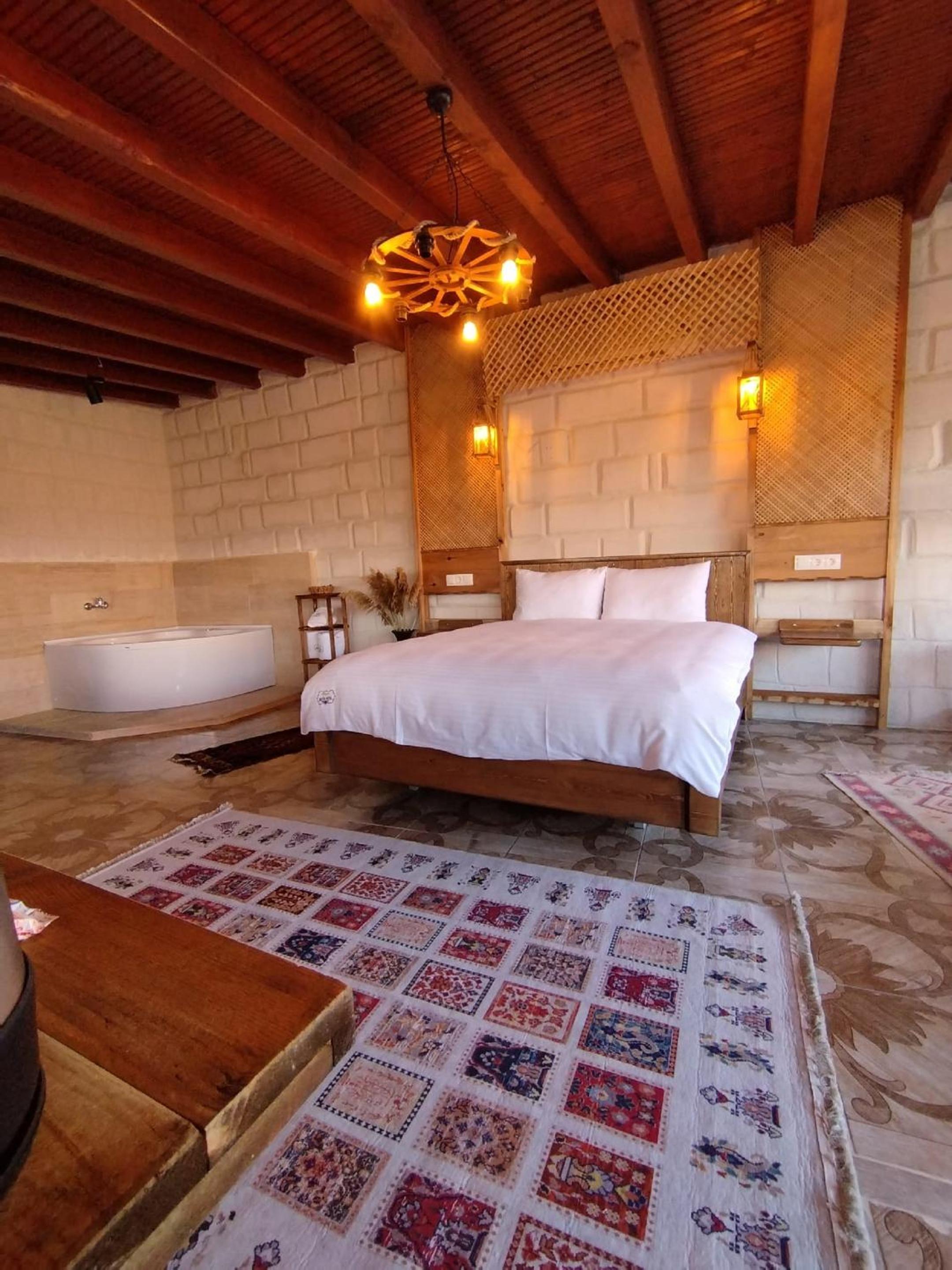 King Room with Lake View - Photo 6
