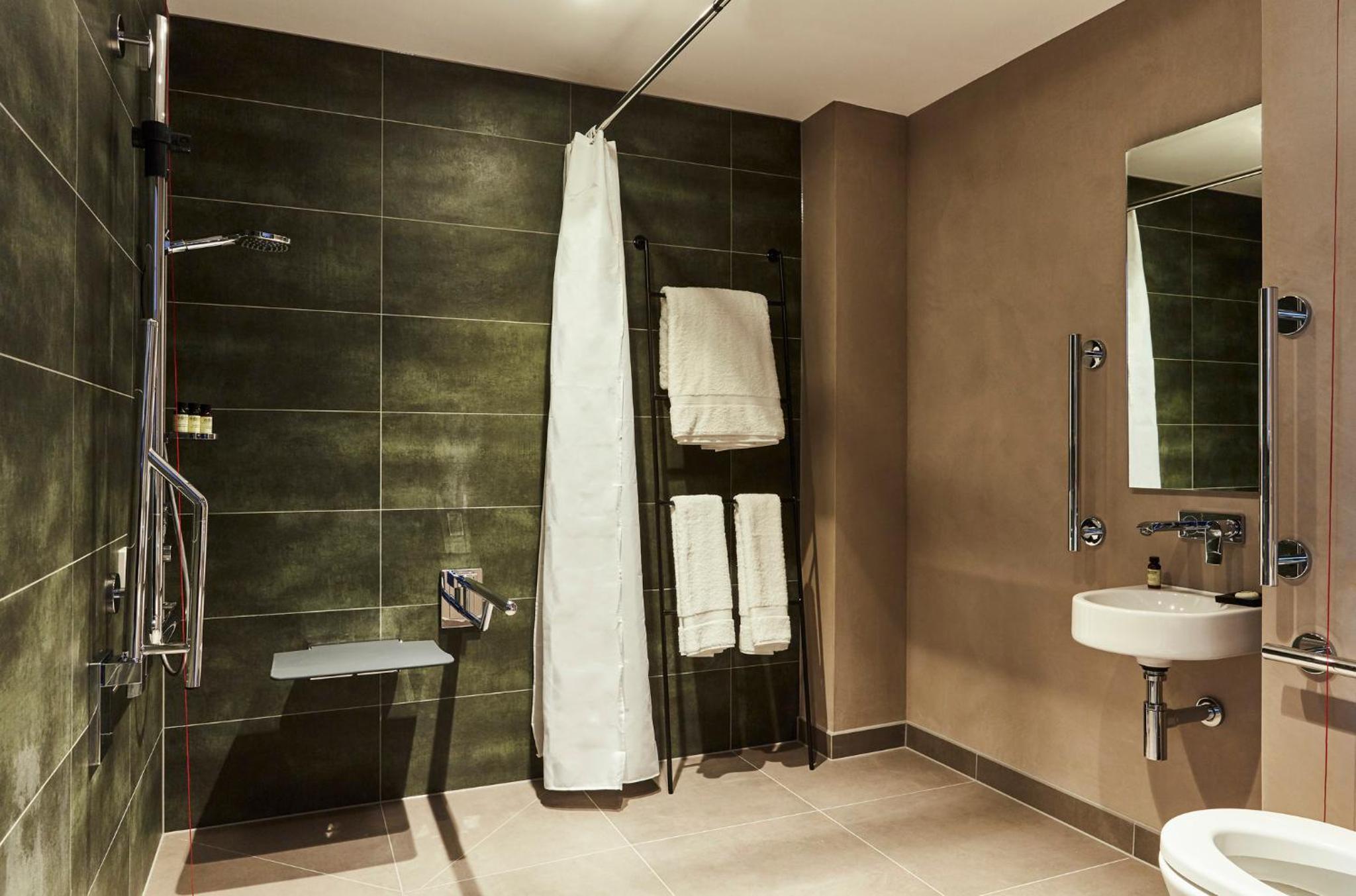 Standard Queen Room - Disability Access