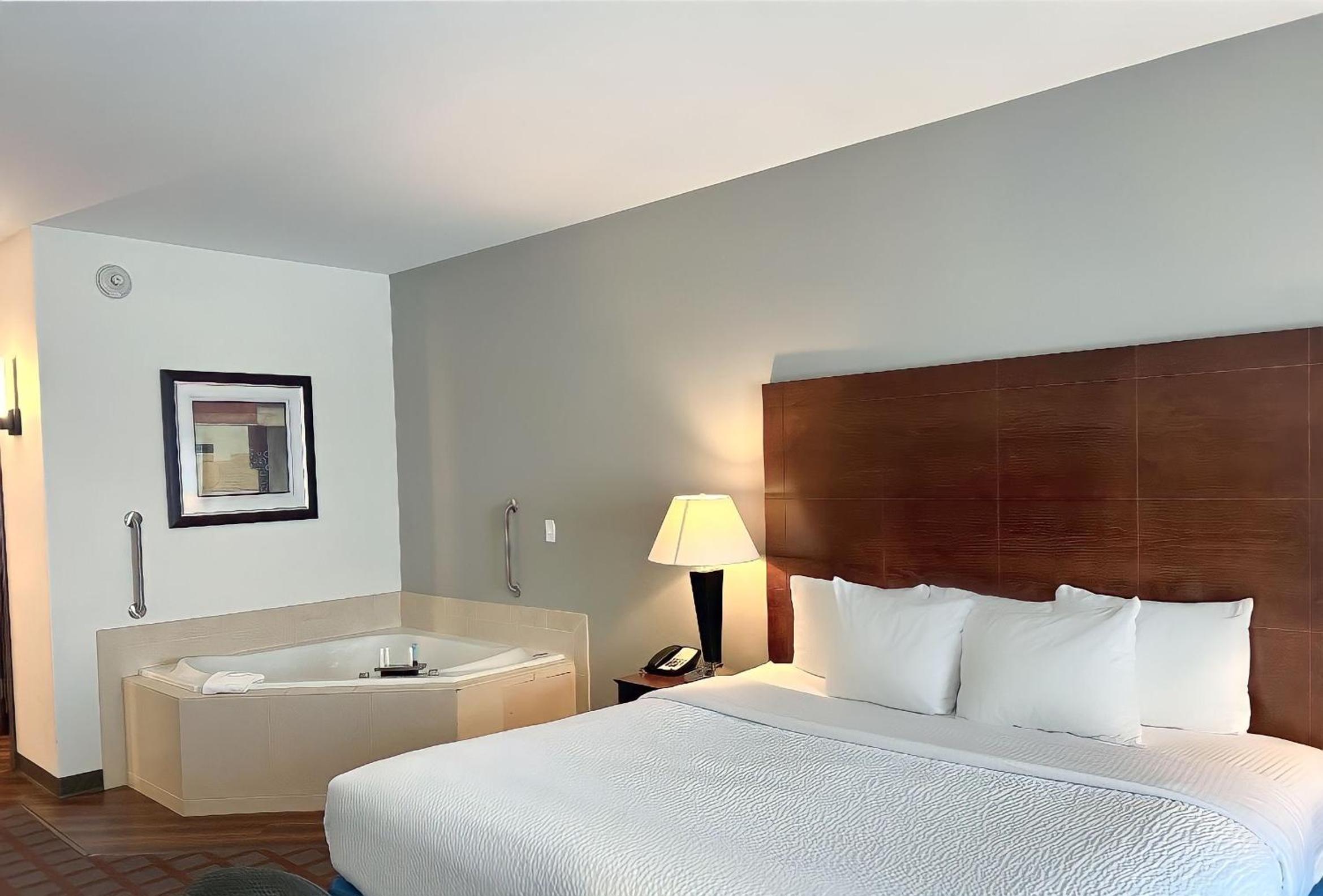 Deluxe King Room - Non-Smoking photo 3
