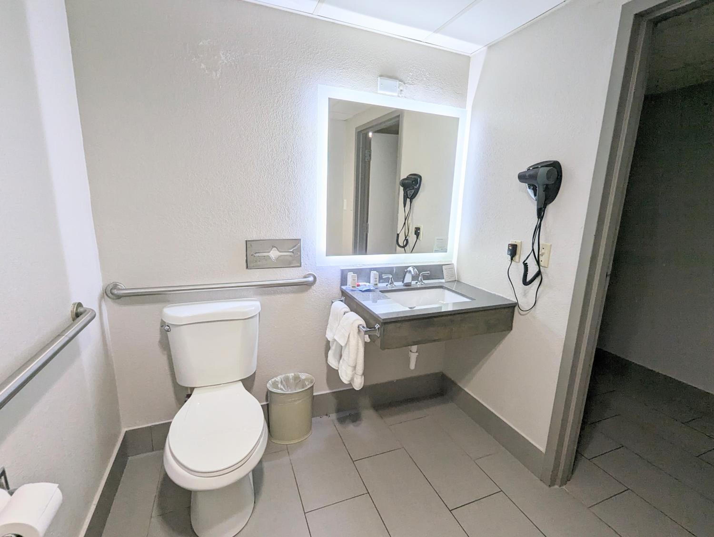 Queen Room with Bath Tub - Mobility Accessible/Non-Smoking photo 3