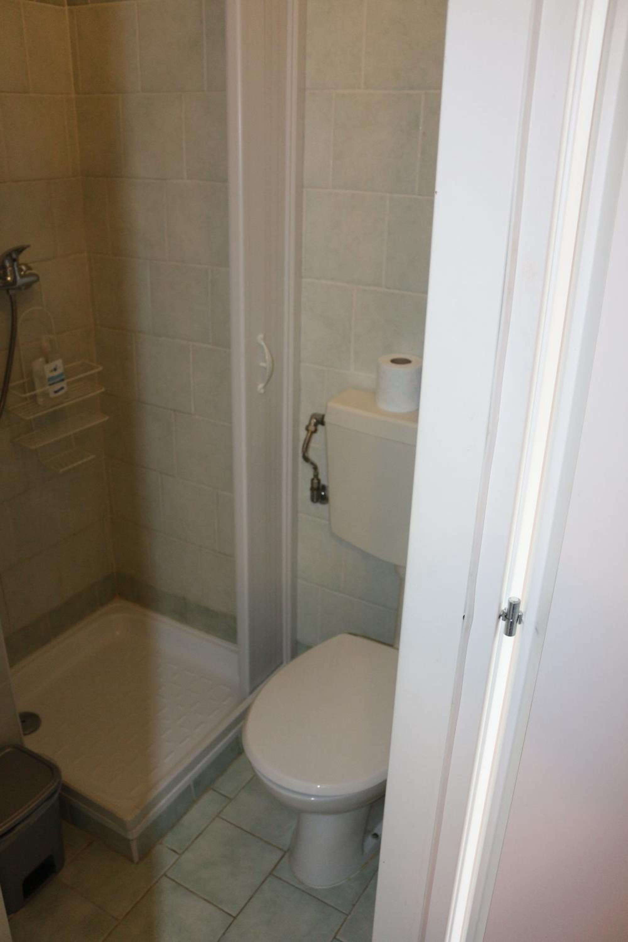 Twin Room with Private Bathroom photo 3