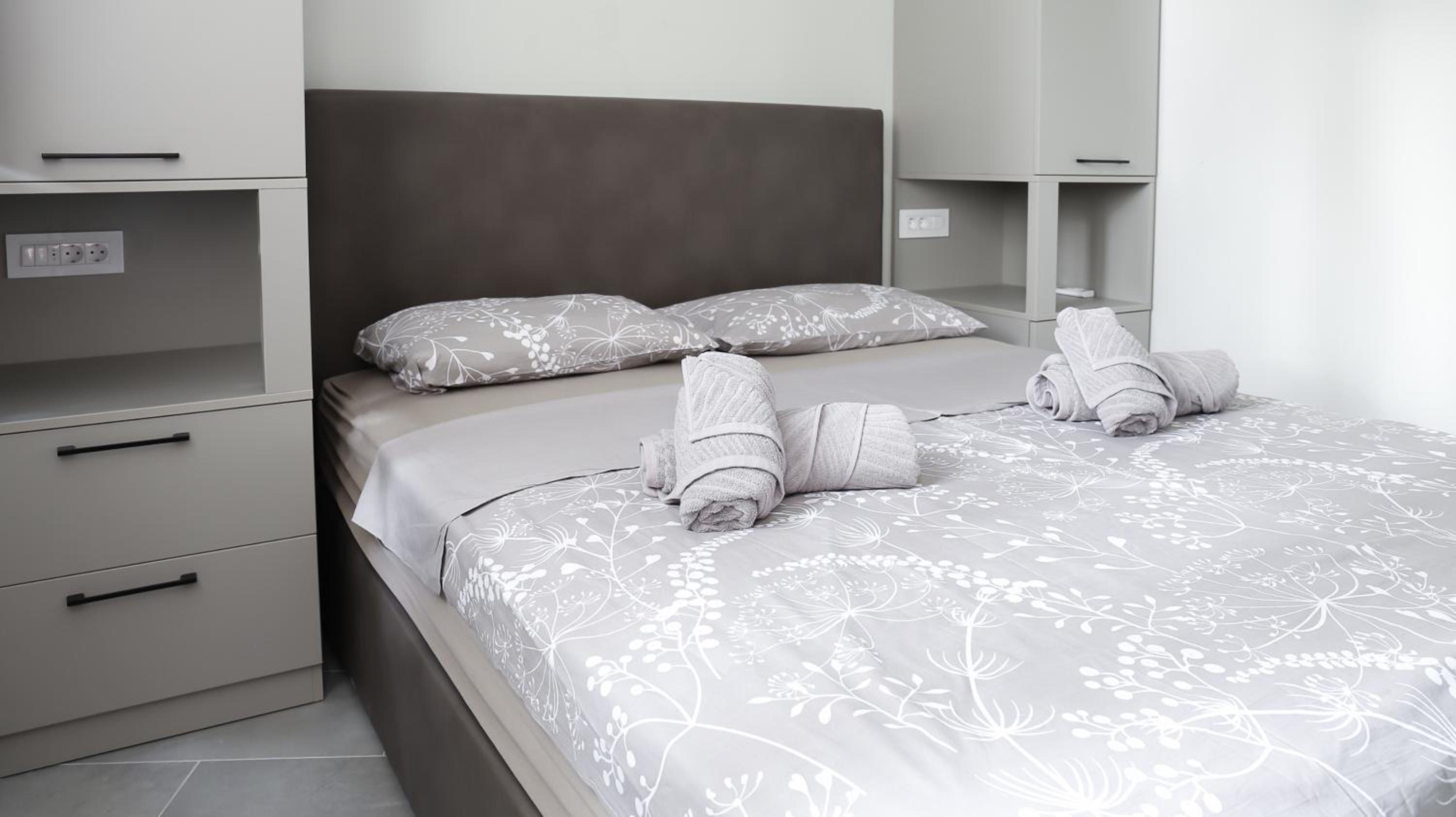 Two-Bedroom Apartment with Free Parking - Photo 1