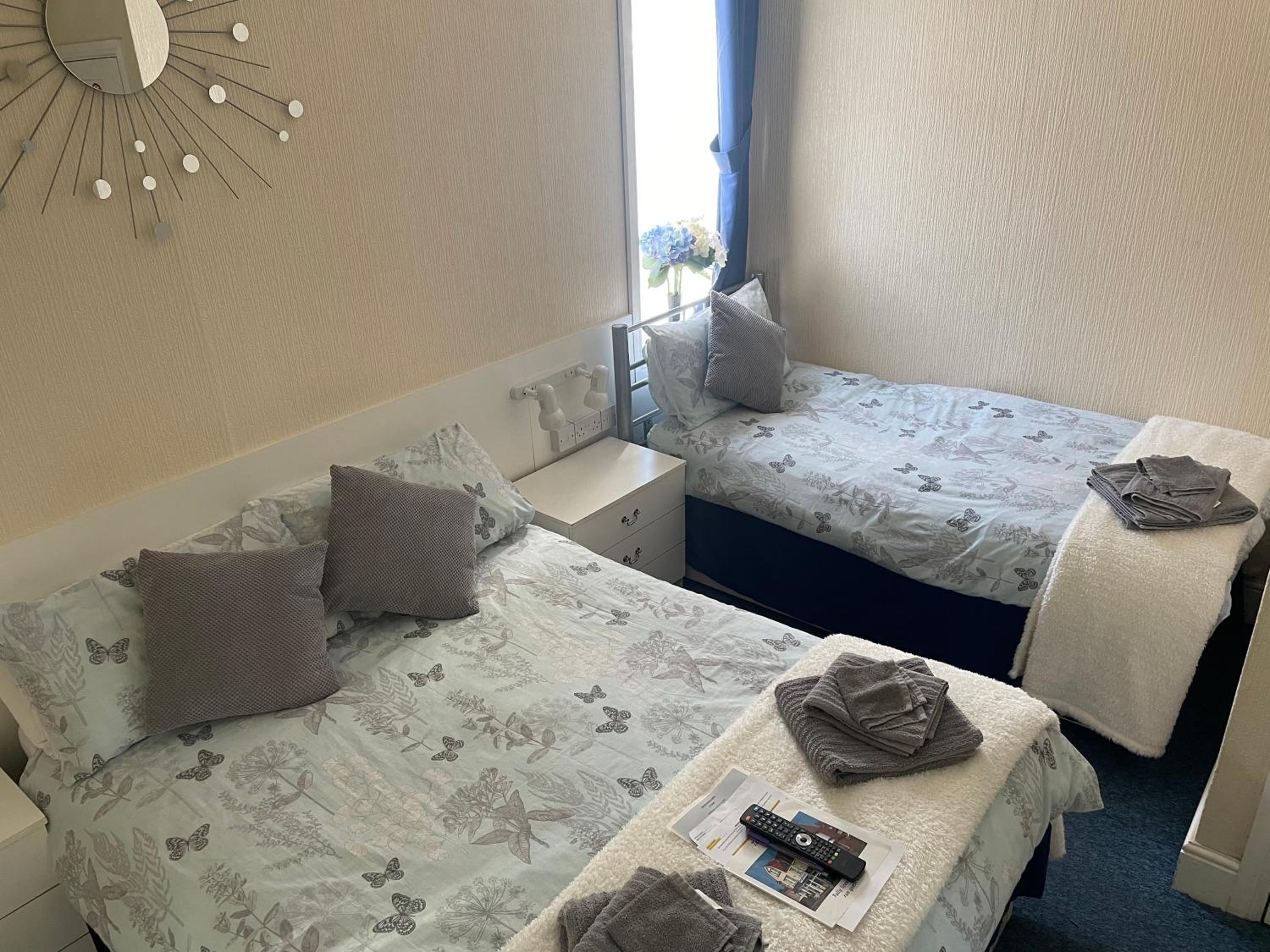 Twin room / Small Family Room (2 Adults + 1 Child) photo 3