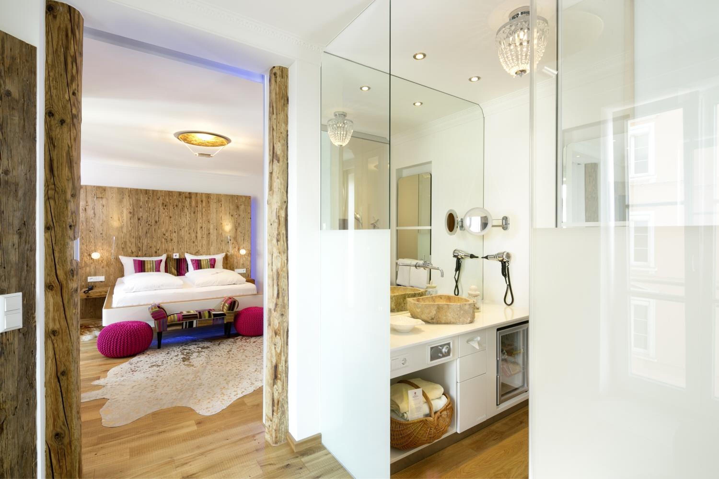 Golden Lobster Junior Suite  - Photo 3