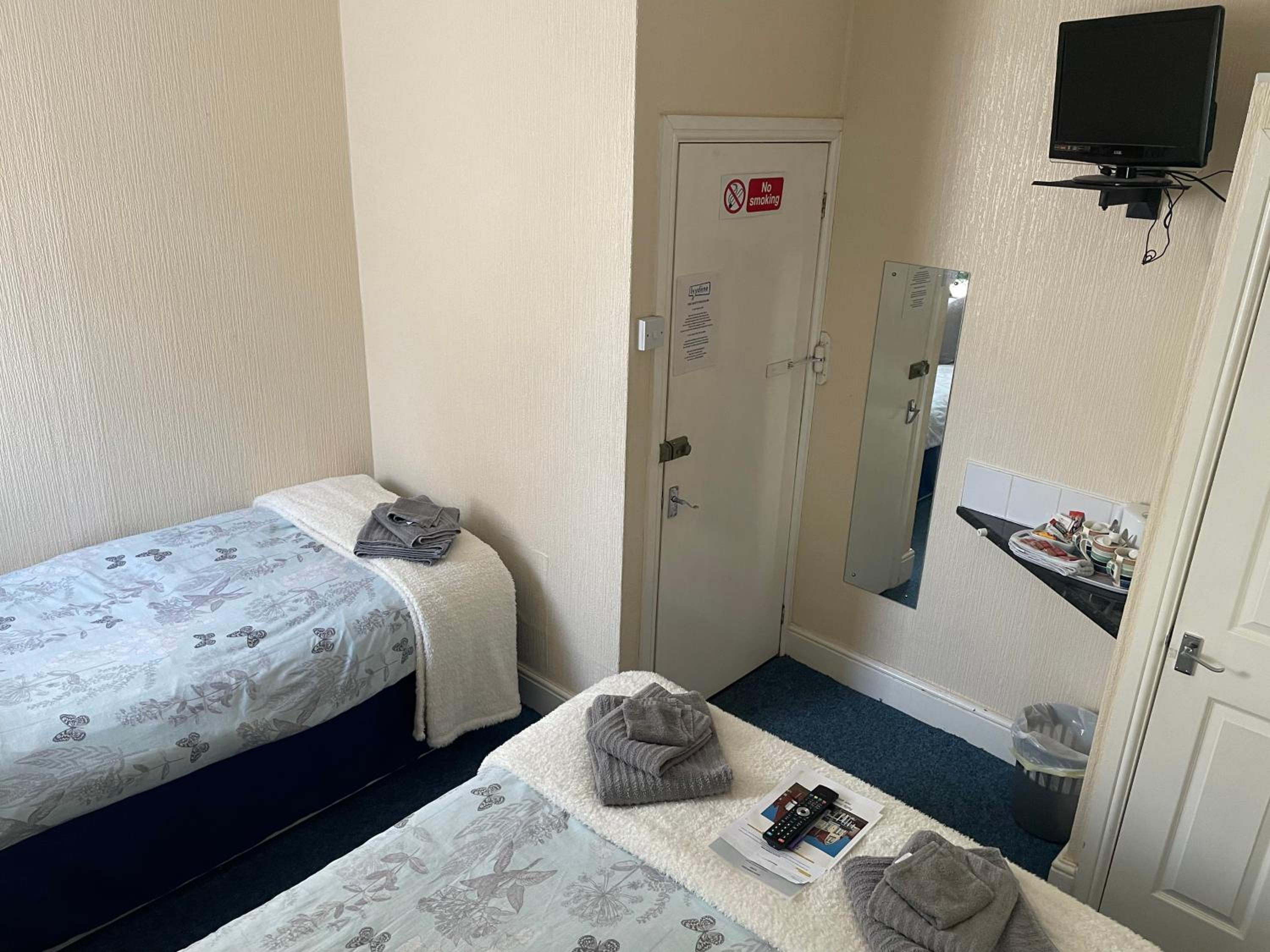 Twin room / Small Family Room (2 Adults + 1 Child) photo 1