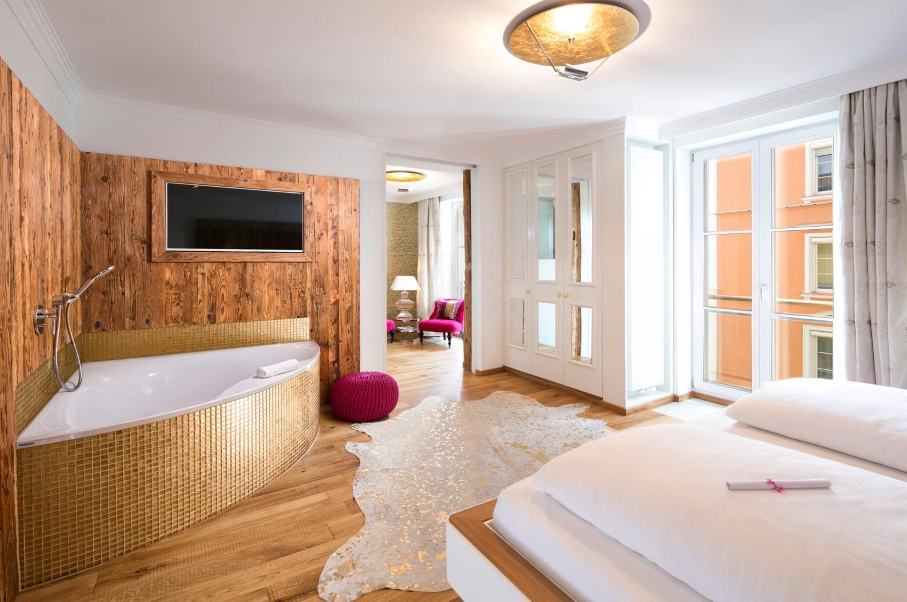Golden Lobster Junior Suite  - Photo 1