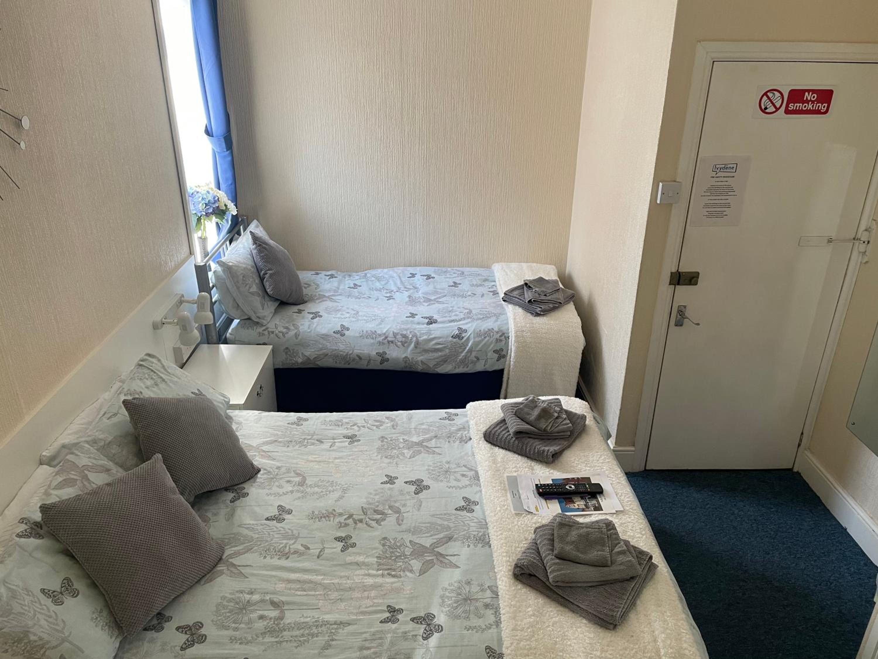 Twin room / Small Family Room (2 Adults + 1 Child) photo 2