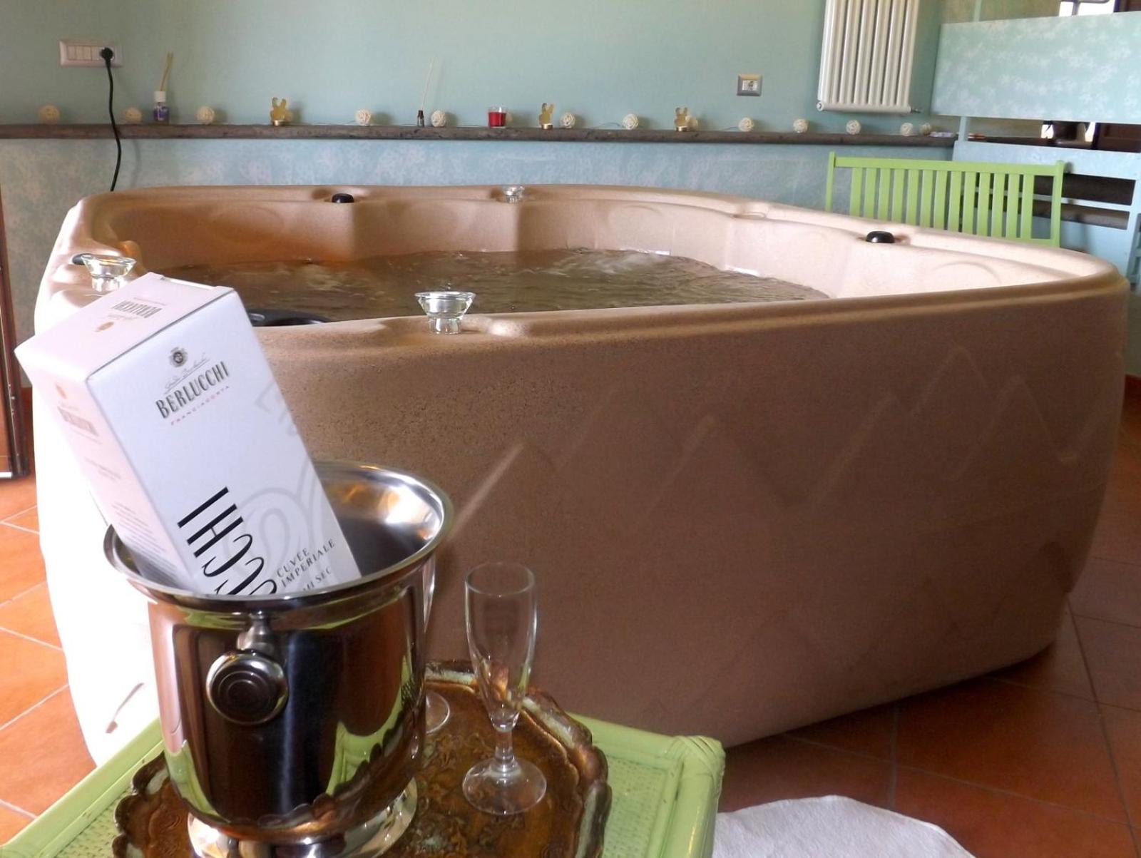 Suite with Hot Tub photo 2
