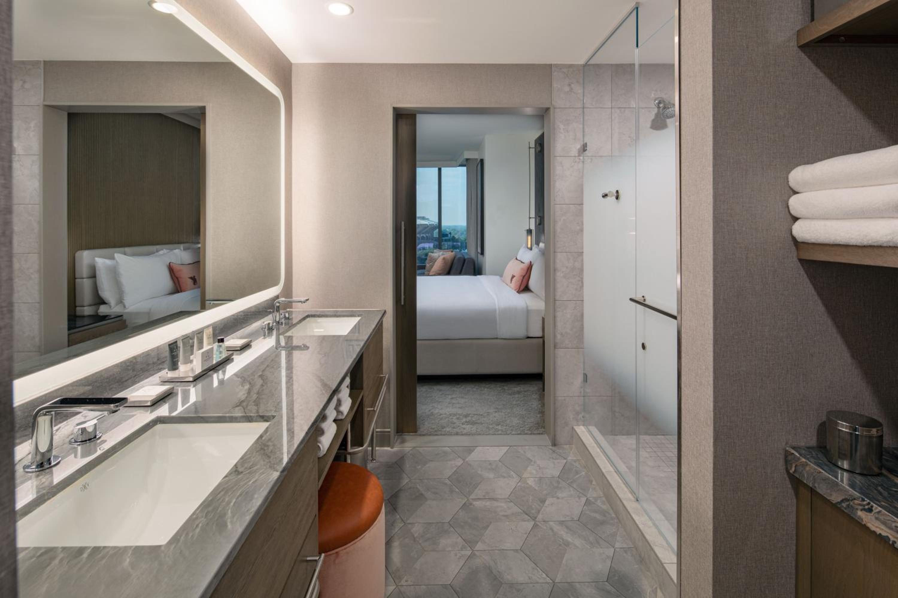 Concierge Level Large King Room with Sofa Bed thumbnail 6