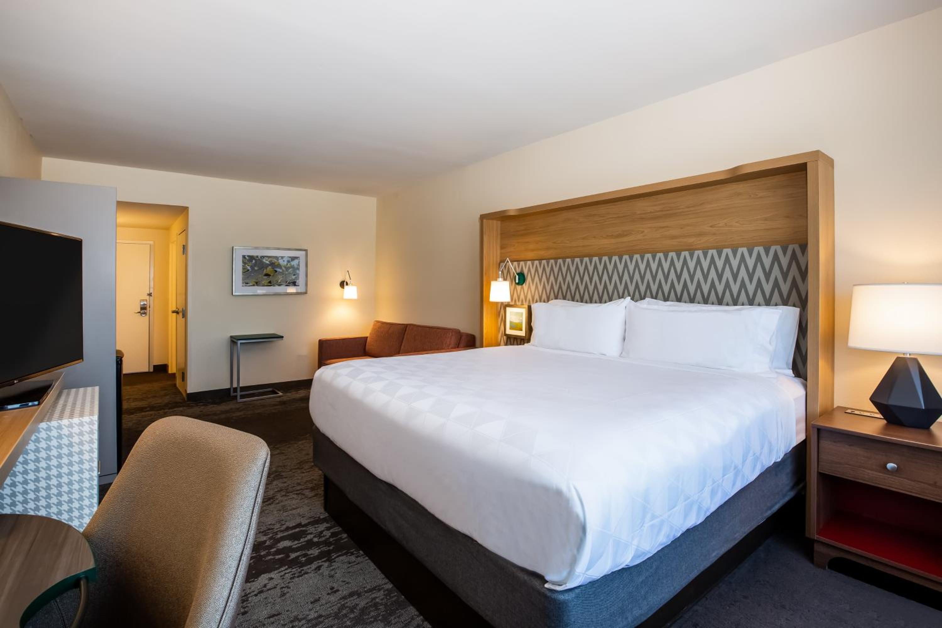 Premium King Room with Sofa Bed - Photo 3