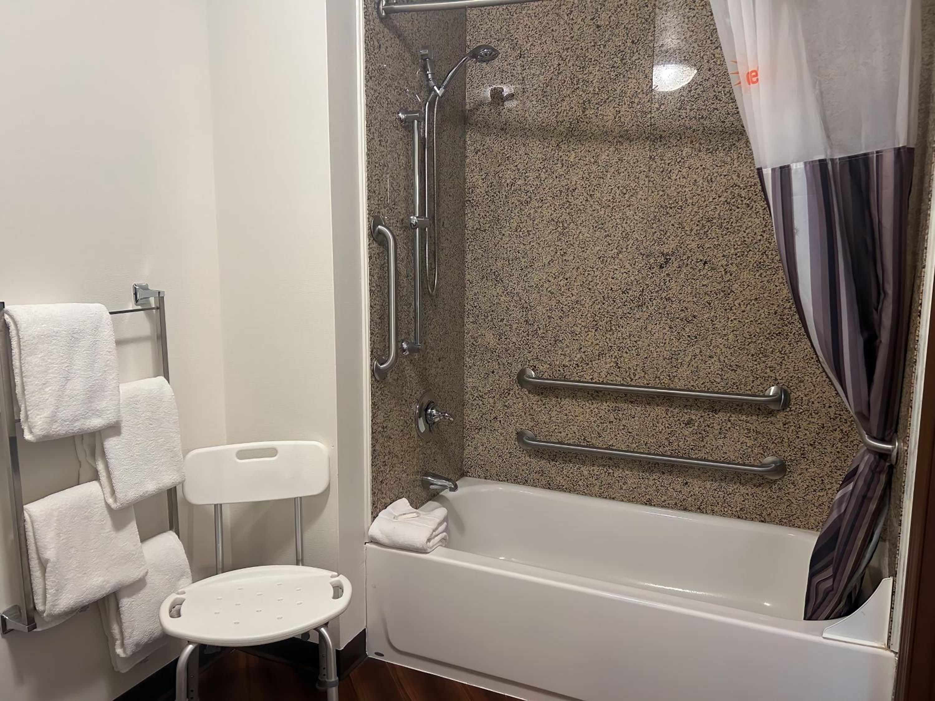 Queen Room with Two Queen Beds - Mobility Access/Non-Smoking photo 3