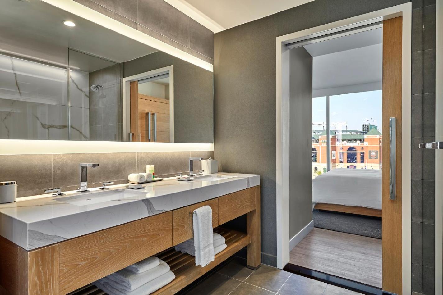 Superior Corner Suite - Photo 5