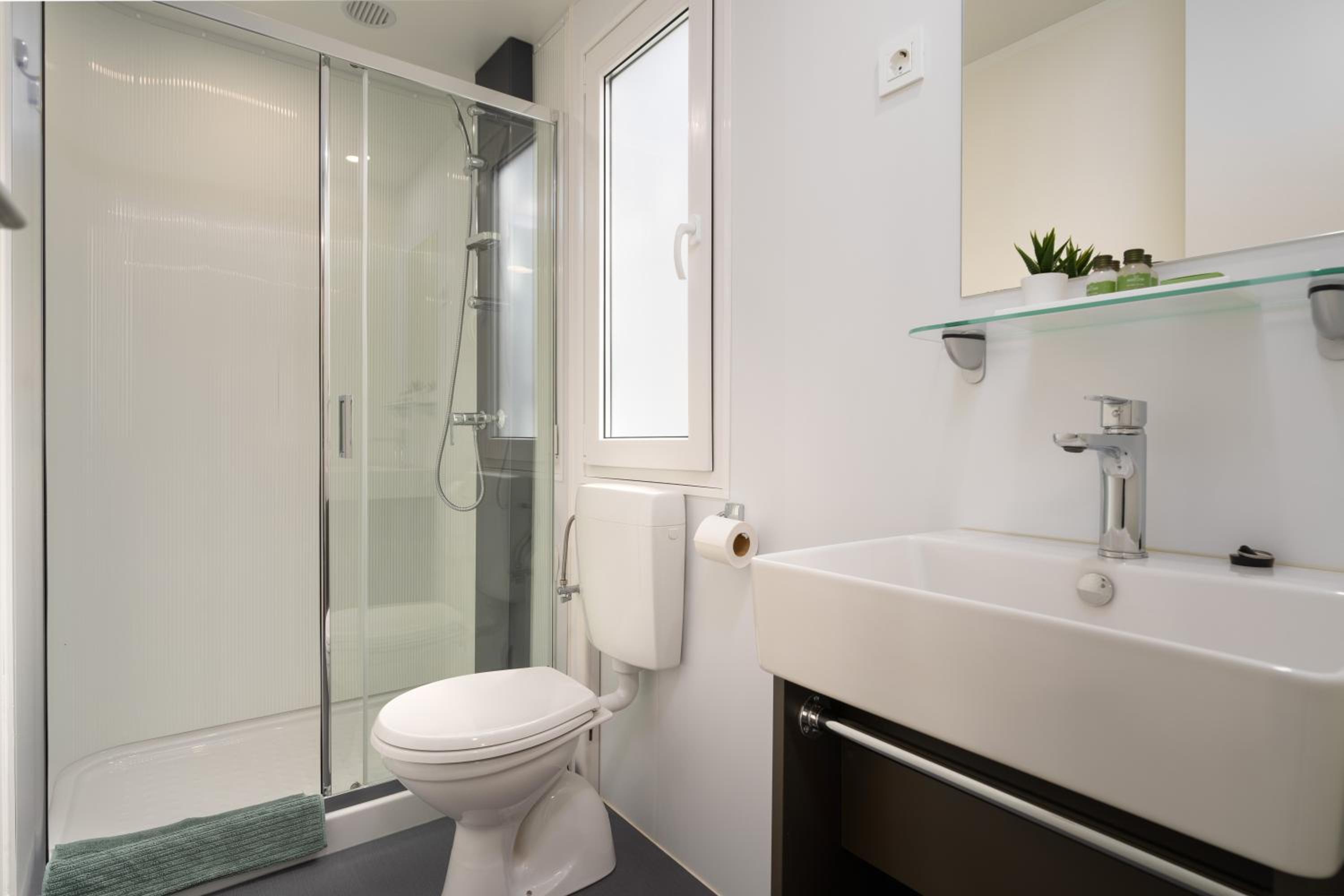 Premium Two-Bedroom Mobile Home with Garden View  - Photo 6