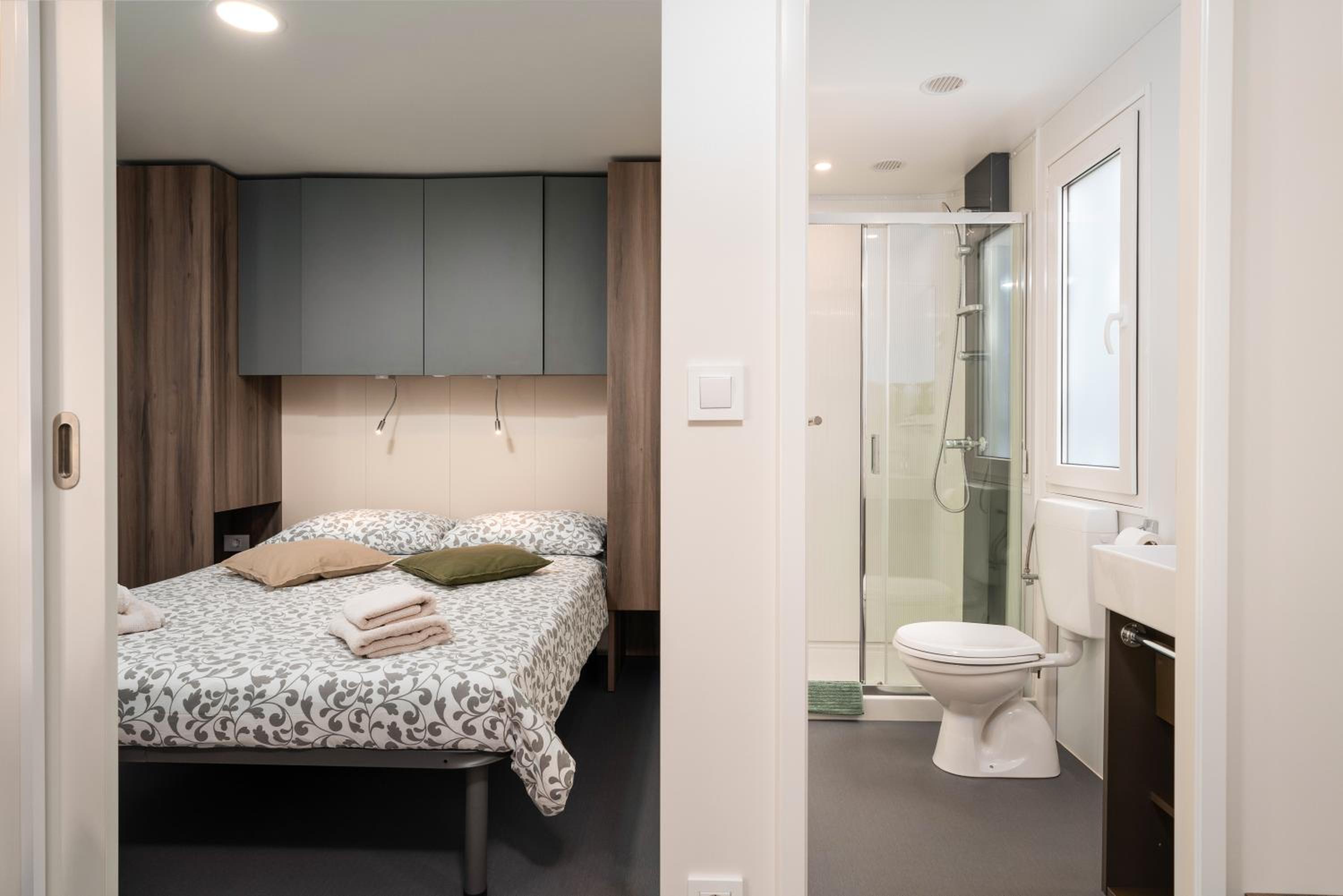 Premium Two-Bedroom Mobile Home with Garden View  - Photo 22