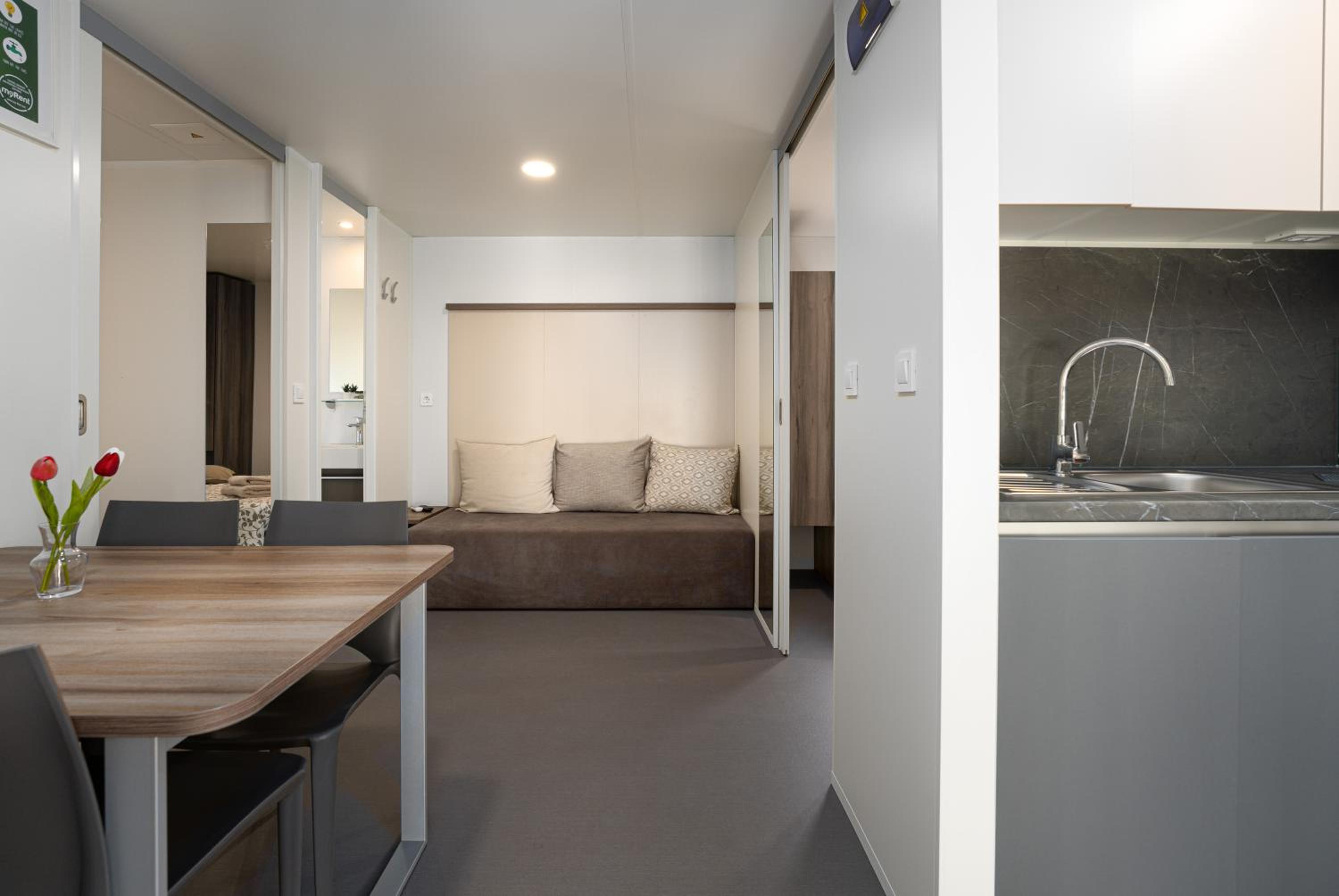Premium Two-Bedroom Mobile Home with Garden View  - Photo 5