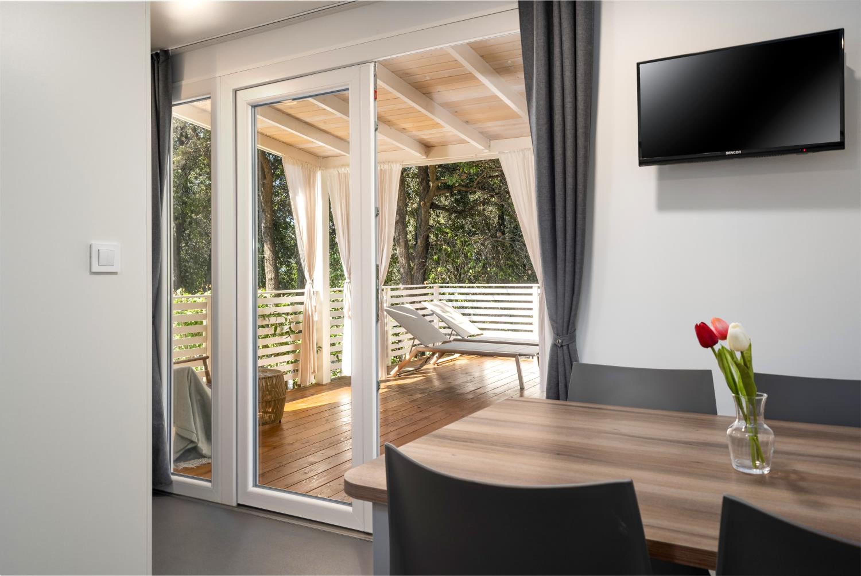 Premium Two-Bedroom Mobile Home with Garden View  - Photo 7